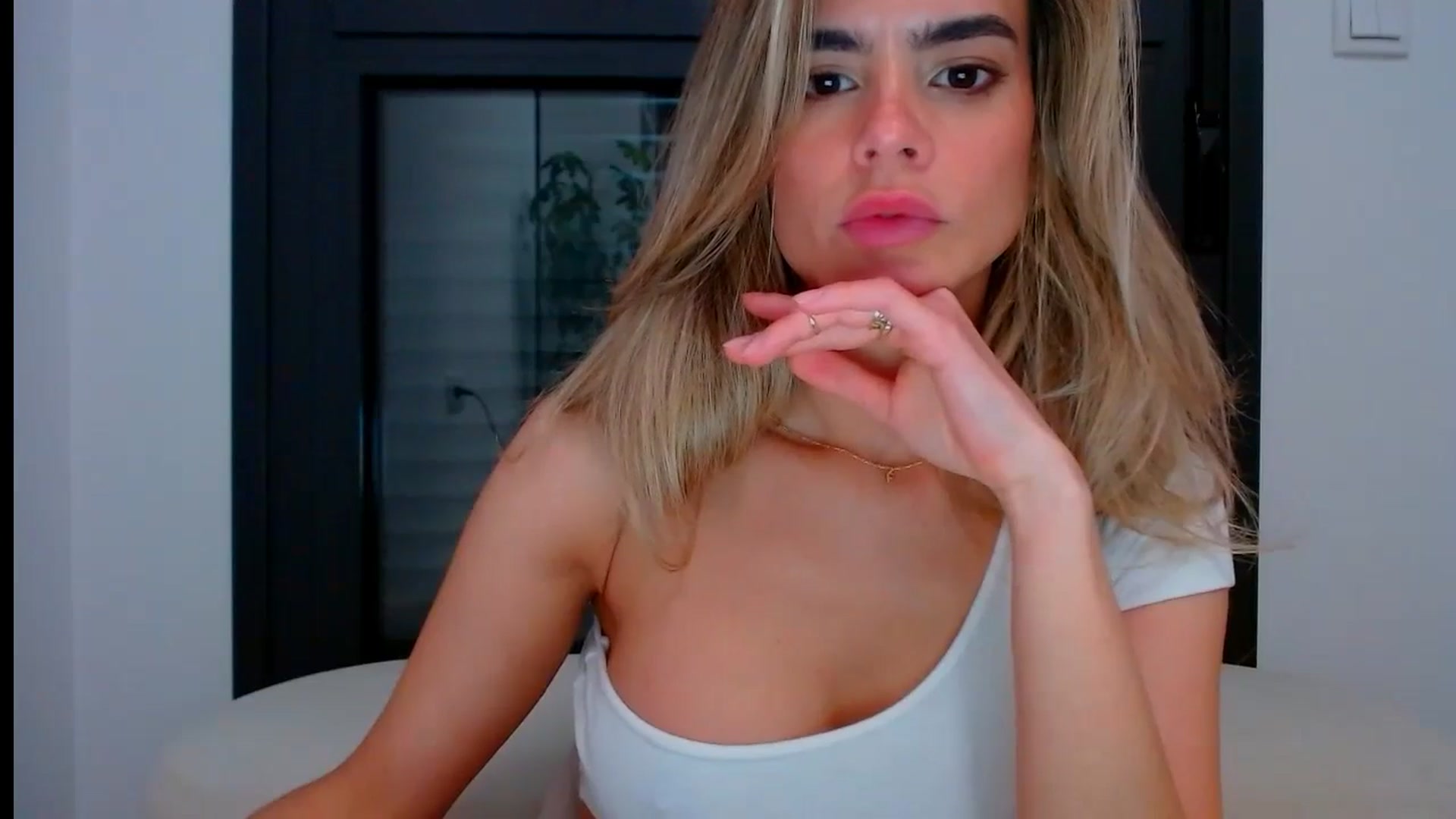 Gallery image thumbnail from fresagirl's myfreecams stream on, 05/15/2024, 21:02 image 20 of 20