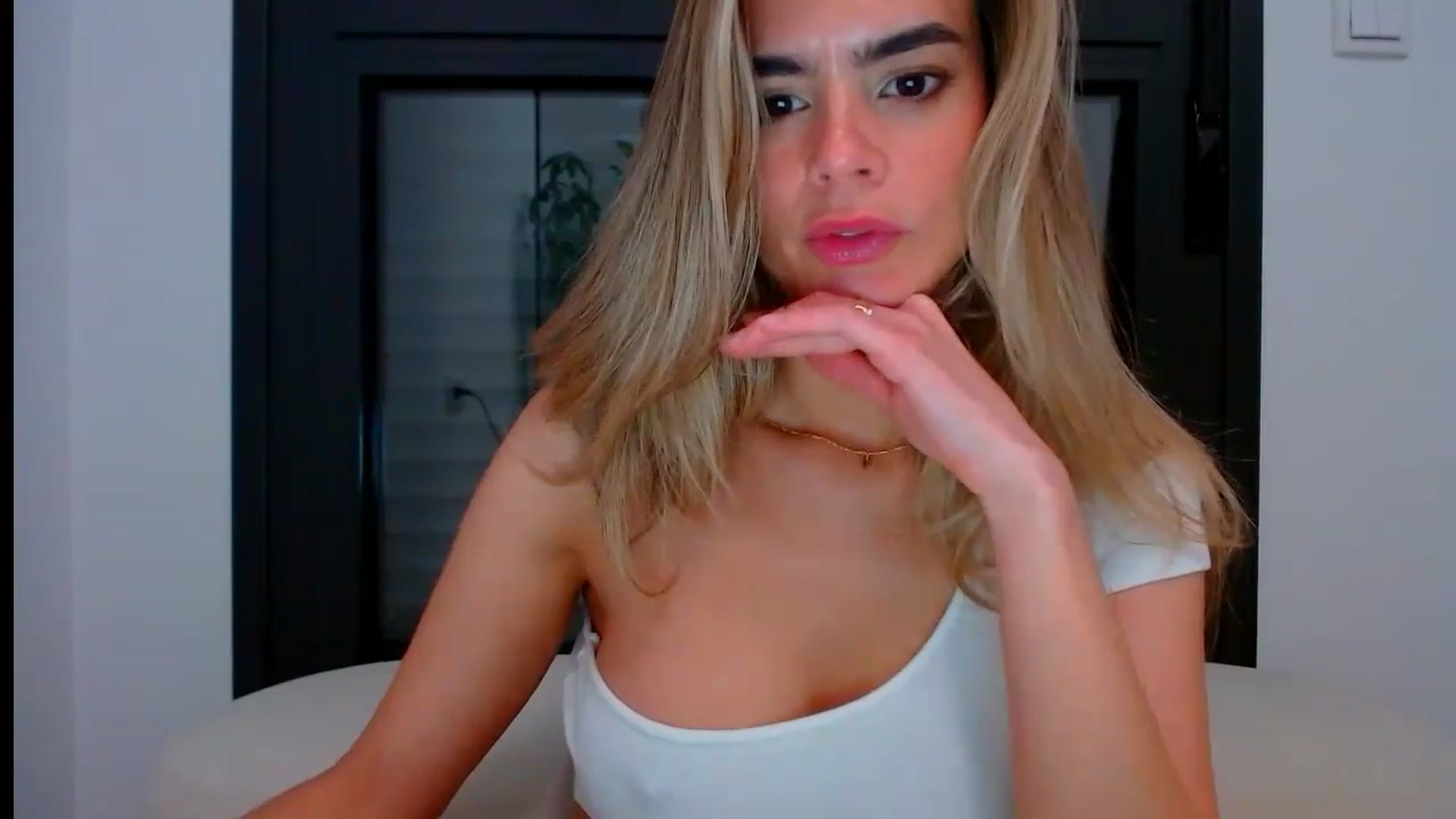Gallery image thumbnail from fresagirl's myfreecams stream on, 05/15/2024, 21:02 image 19 of 20