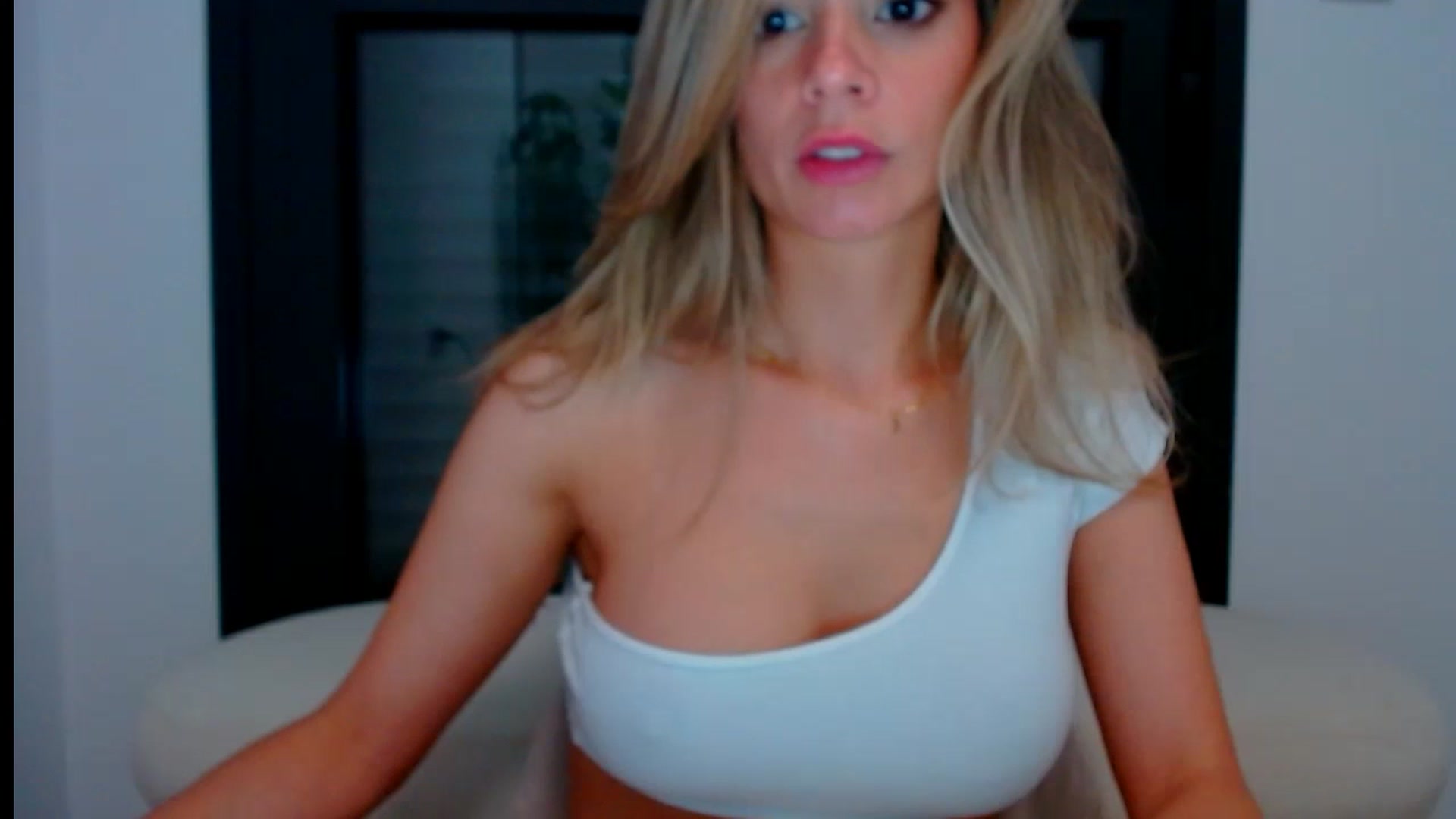Gallery image thumbnail from fresagirl's myfreecams stream on, 05/15/2024, 21:48 image 10 of 20