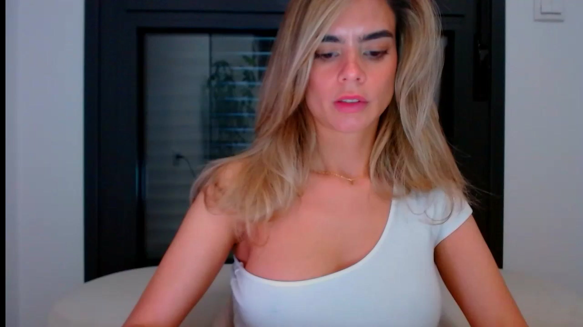 Gallery image thumbnail from fresagirl's myfreecams stream on, 05/15/2024, 21:48 image 1 of 20