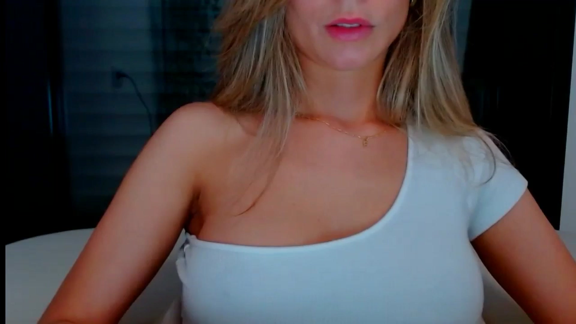 Gallery image thumbnail from fresagirl's myfreecams stream on, 05/15/2024, 21:48 image 14 of 20