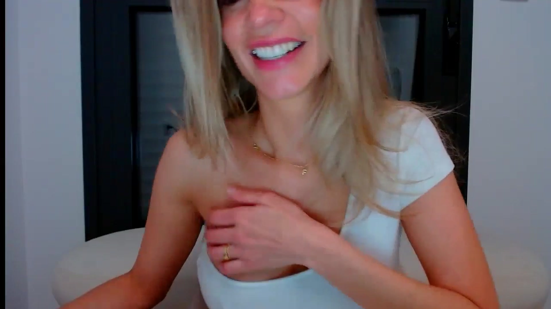 Gallery image thumbnail from fresagirl's myfreecams stream on, 05/15/2024, 21:48 image 4 of 20