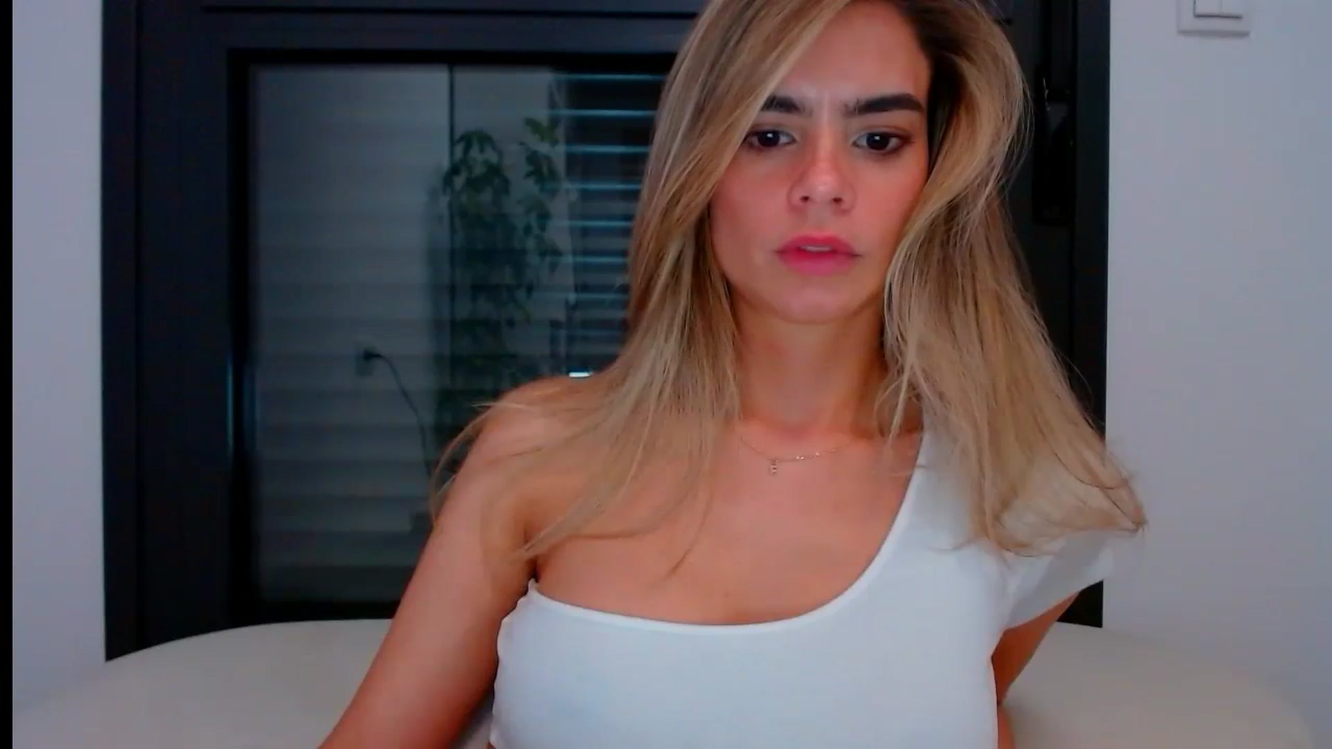 Gallery image thumbnail from fresagirl's myfreecams stream on, 05/15/2024, 22:19 image 6 of 20