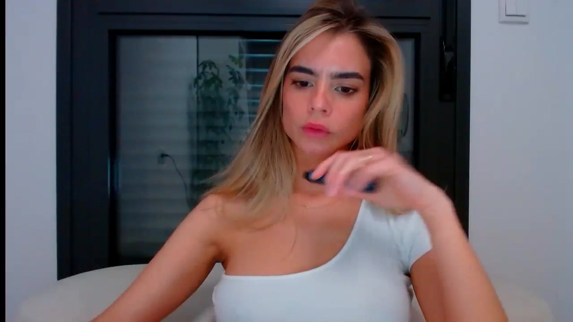 Gallery image thumbnail from fresagirl's myfreecams stream on, 05/15/2024, 22:19 image 5 of 20
