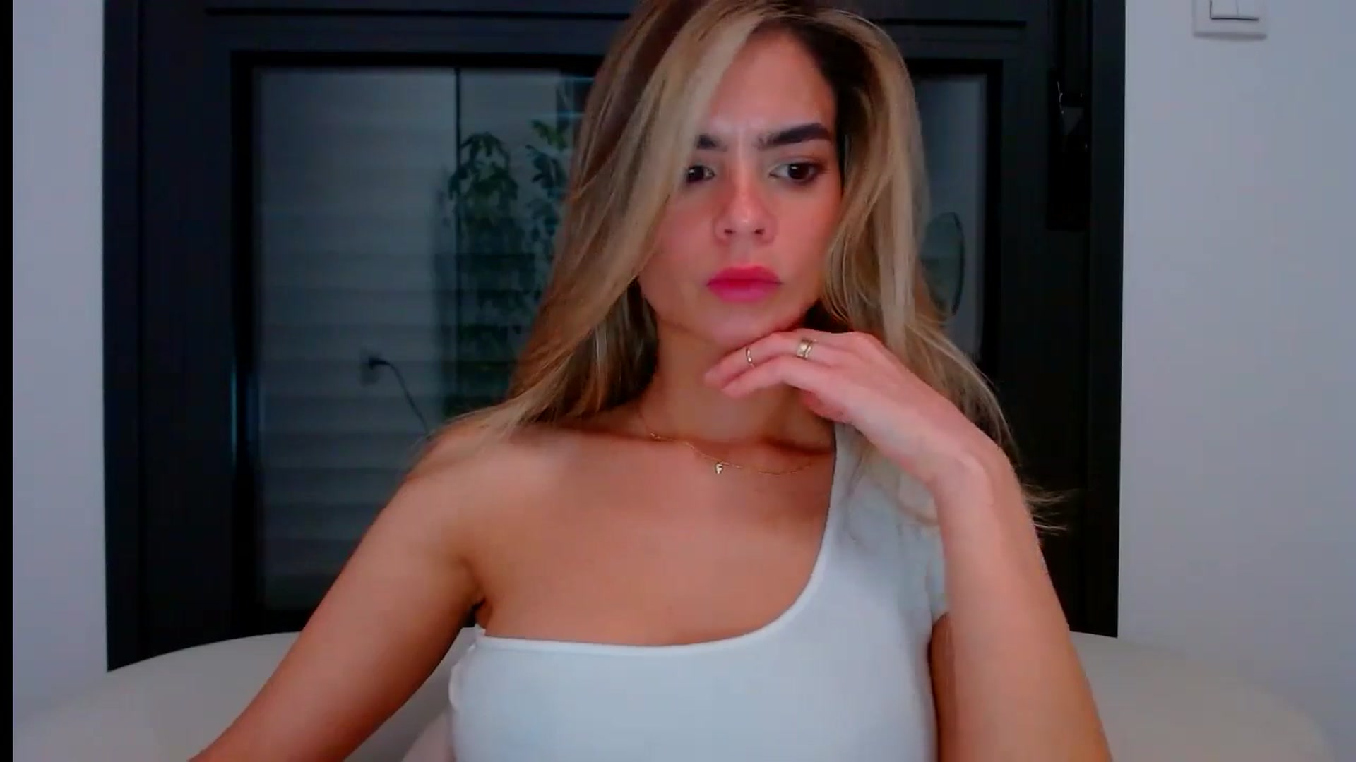 Gallery image thumbnail from fresagirl's myfreecams stream on, 05/15/2024, 22:19 image 11 of 20