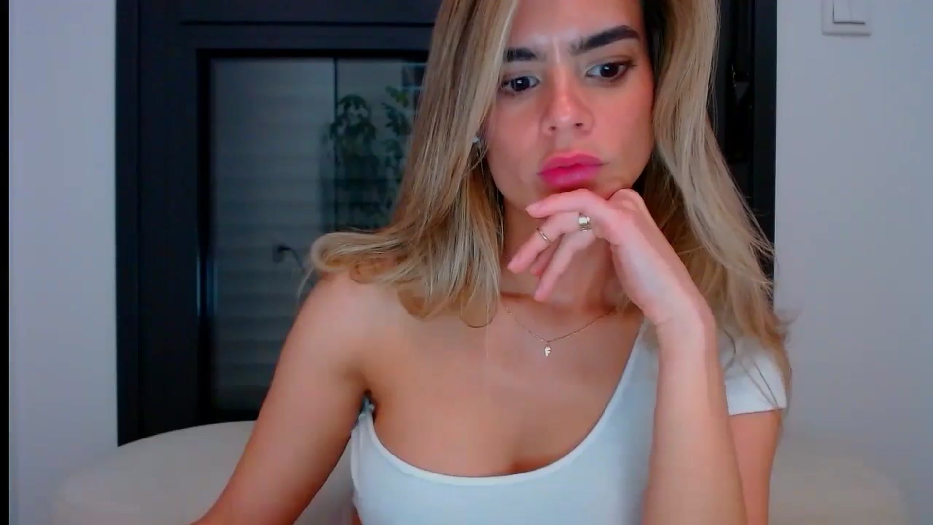 Gallery image thumbnail from fresagirl's myfreecams stream on, 05/15/2024, 22:19 image 13 of 20