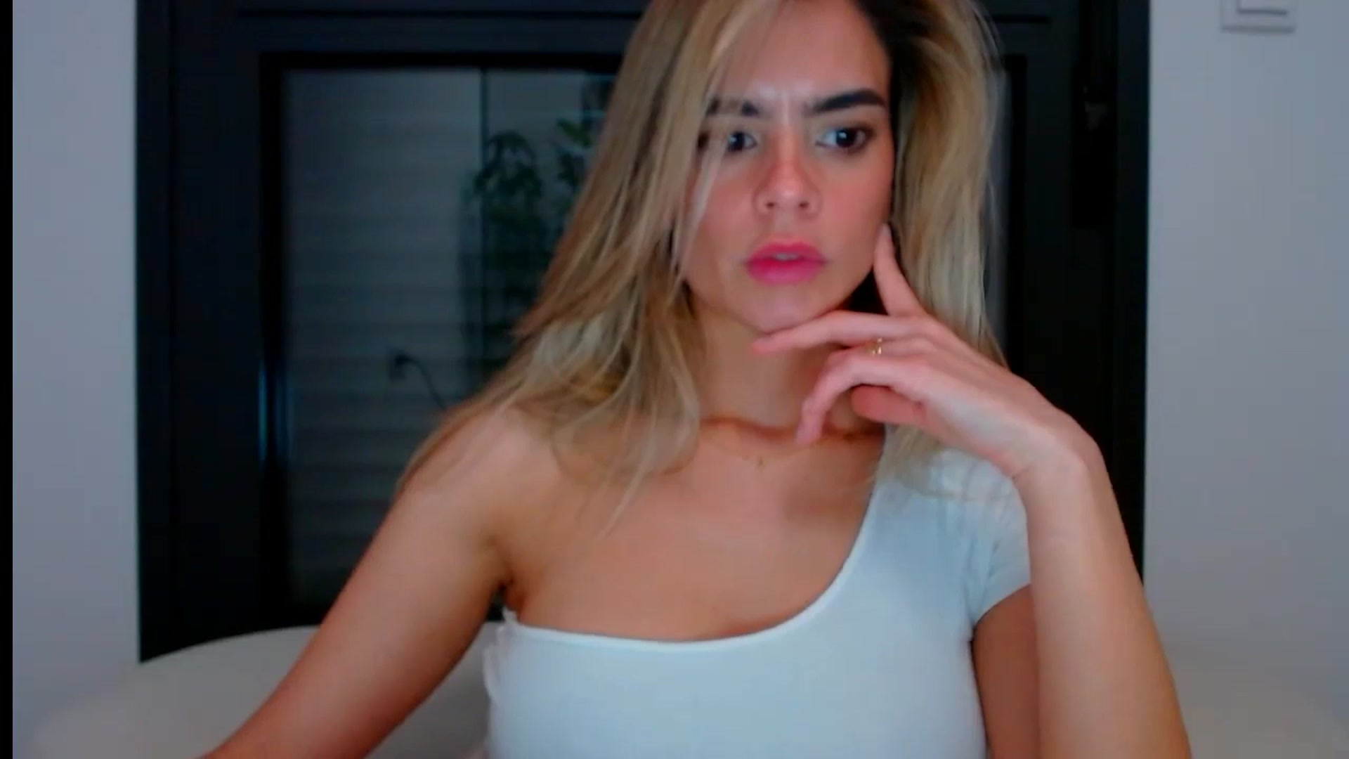Gallery image thumbnail from fresagirl's myfreecams stream on, 05/15/2024, 22:19 image 15 of 20
