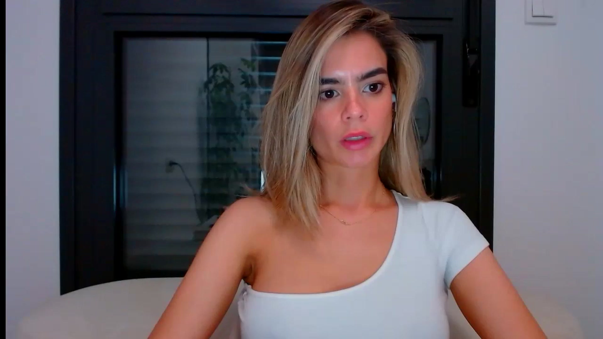 Gallery image thumbnail from fresagirl's myfreecams stream on, 05/15/2024, 22:19 image 3 of 20