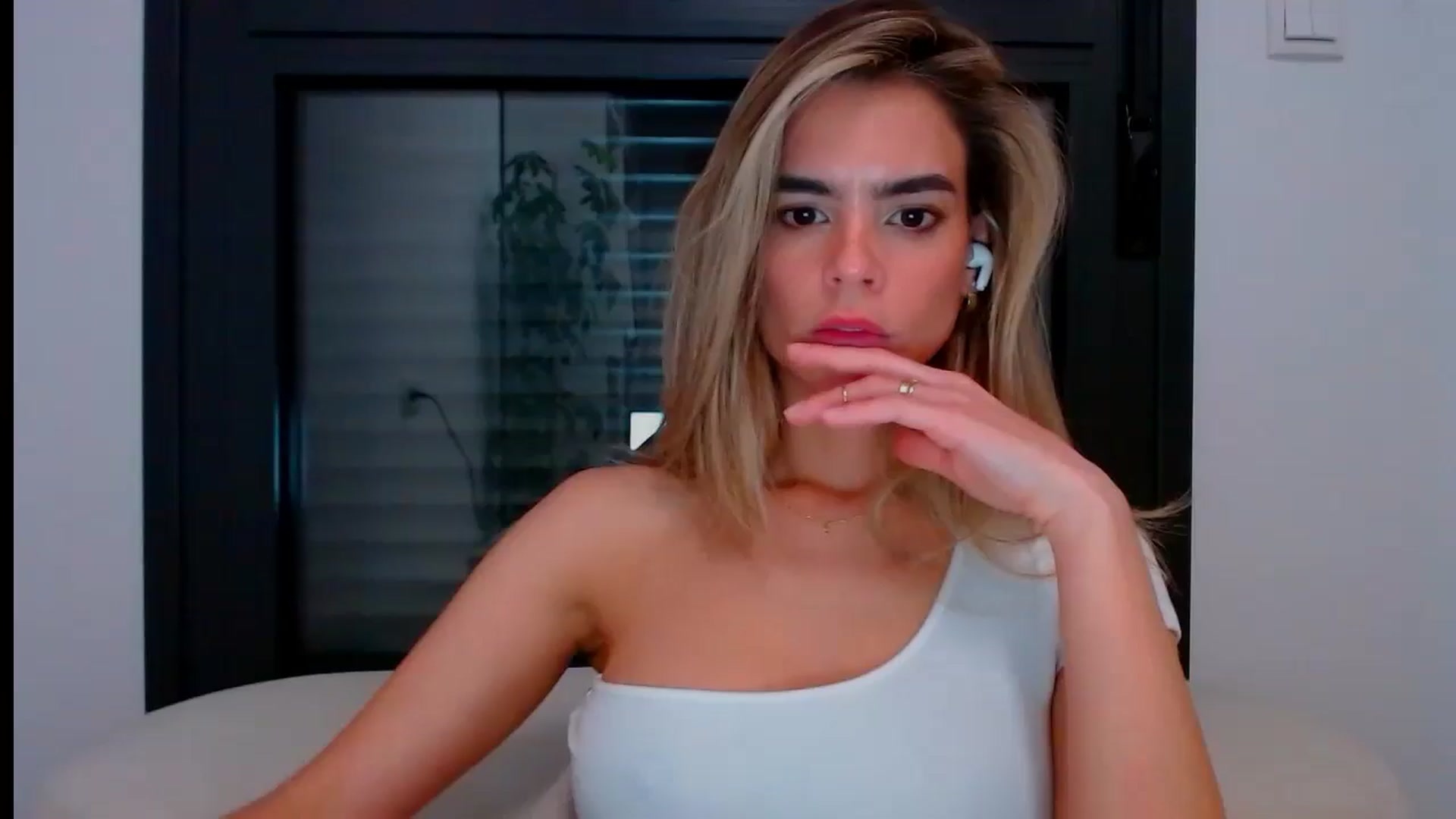 Gallery image thumbnail from fresagirl's myfreecams stream on, 05/15/2024, 22:19 image 1 of 20