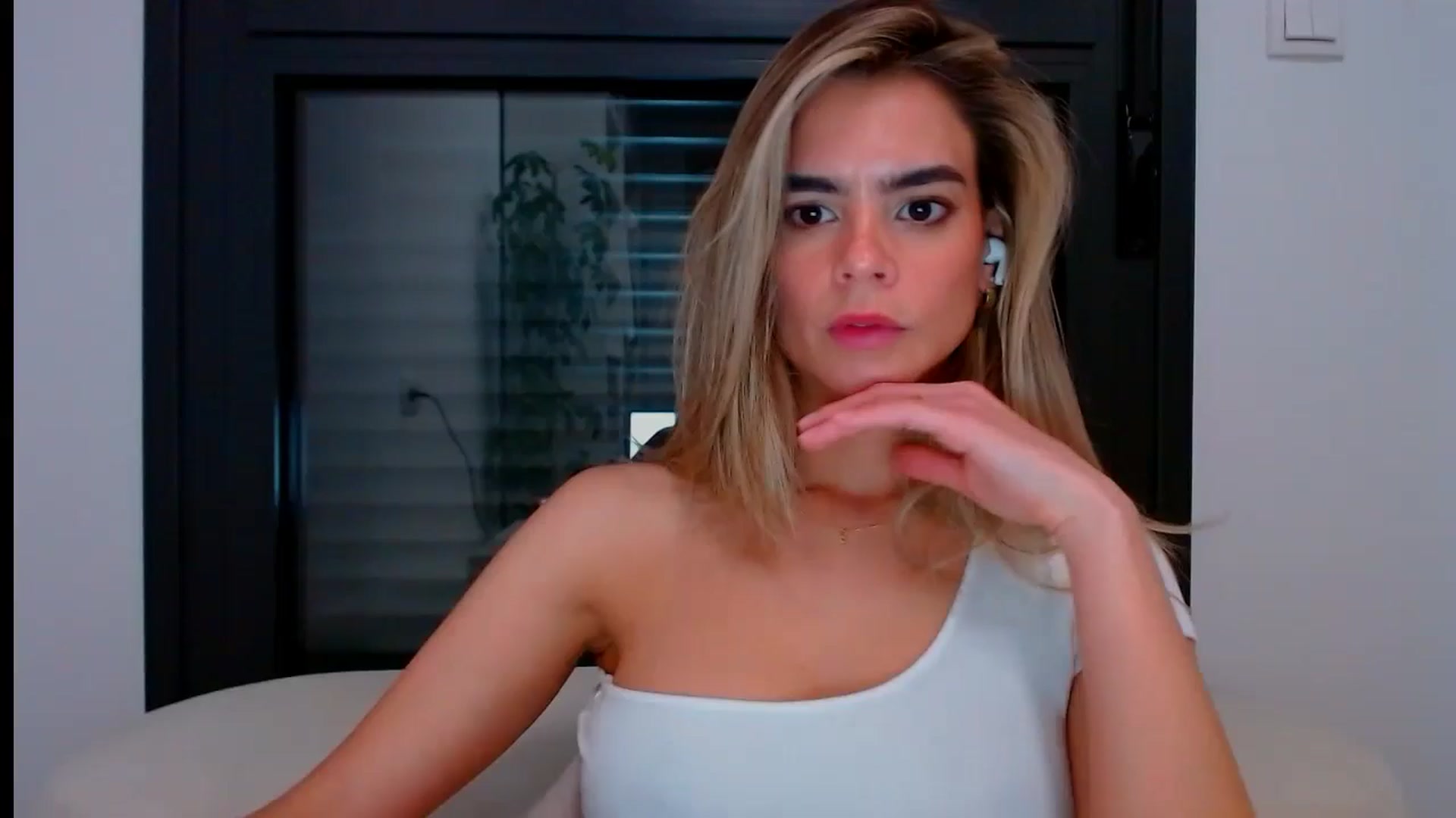Gallery image thumbnail from fresagirl's myfreecams stream on, 05/15/2024, 22:19 image 2 of 20