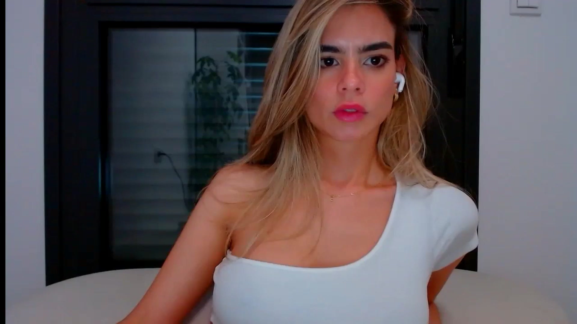 Gallery image thumbnail from fresagirl's myfreecams stream on, 05/15/2024, 22:19 image 7 of 20