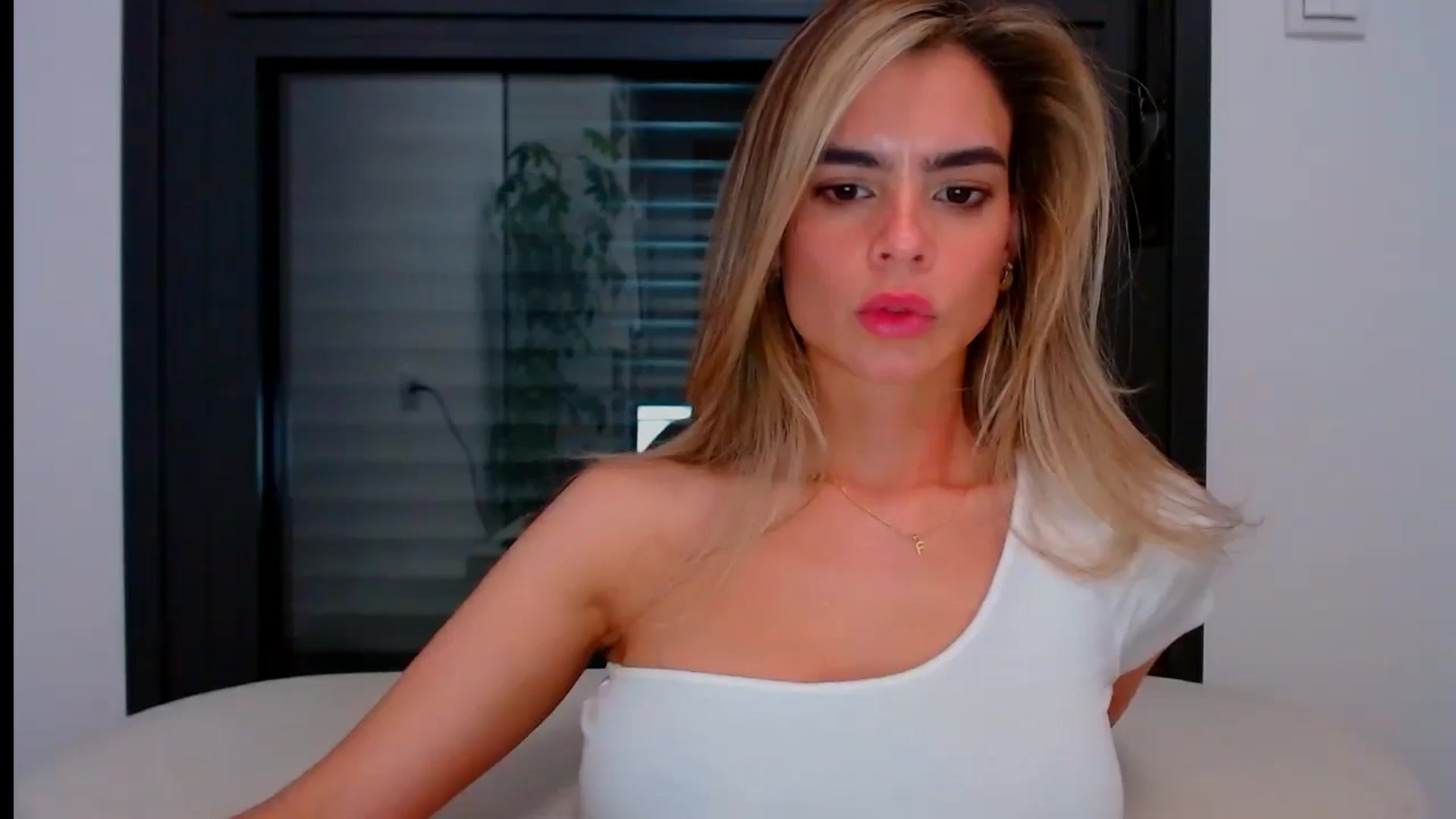 Gallery image thumbnail from fresagirl's myfreecams stream on, 05/15/2024, 22:19 image 18 of 20