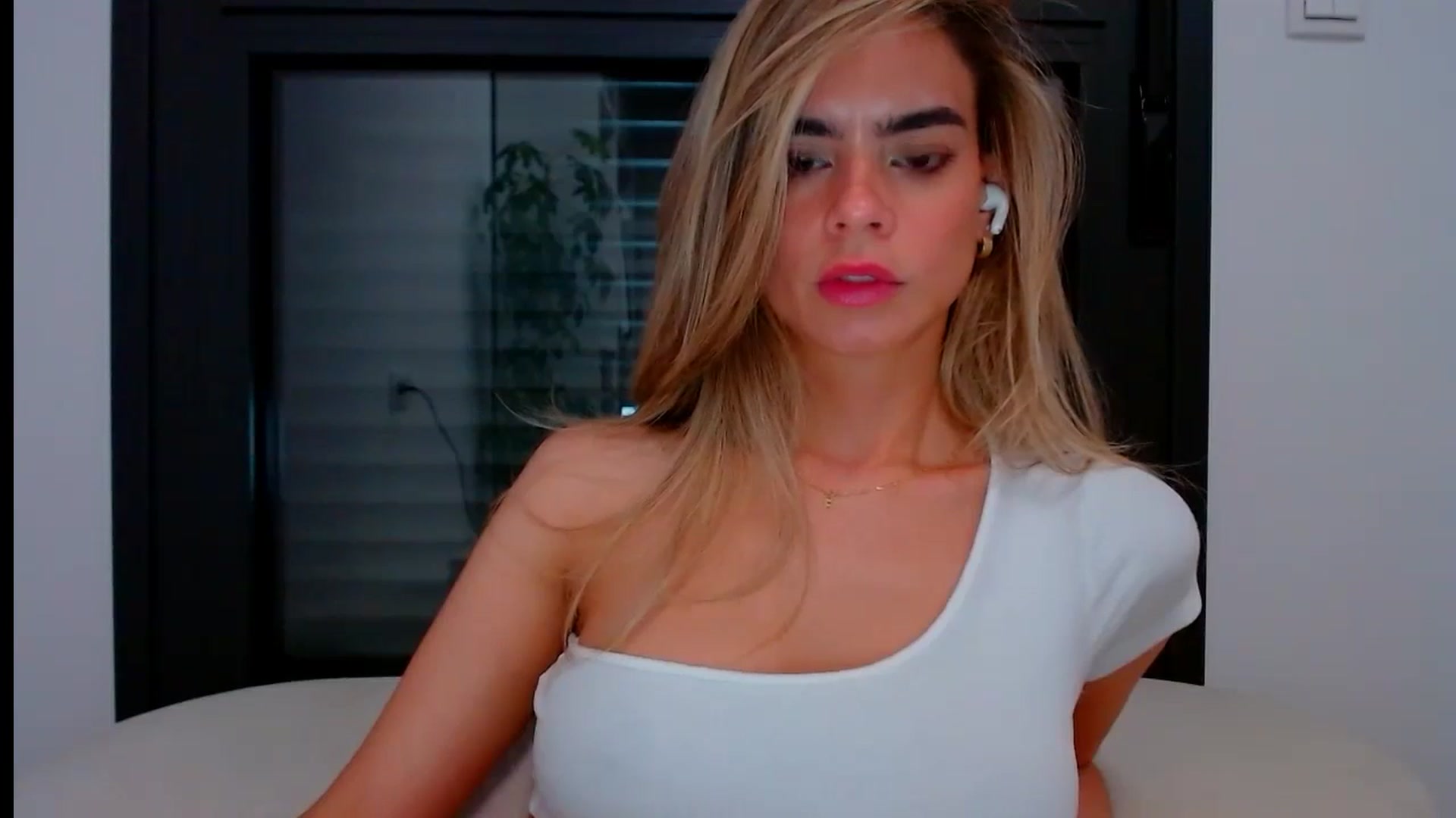 Gallery image thumbnail from fresagirl's myfreecams stream on, 05/15/2024, 22:19 image 8 of 20