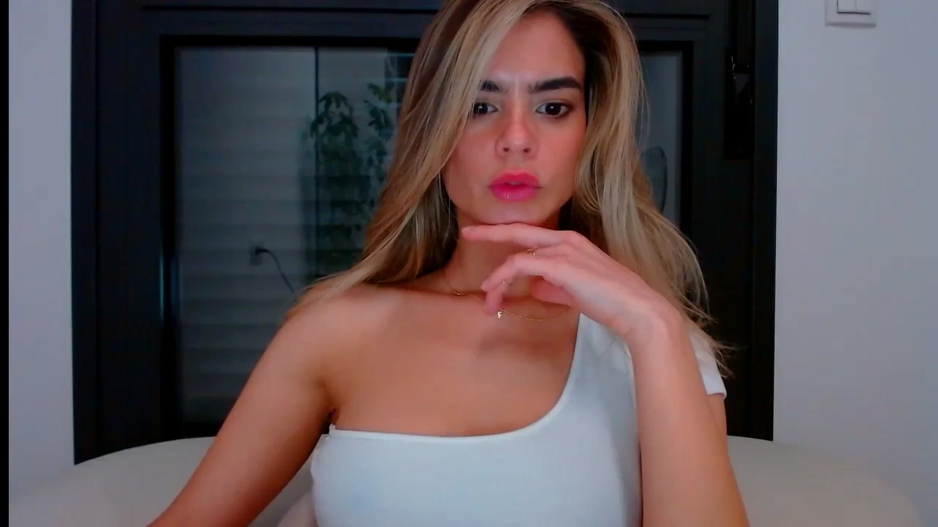 Gallery image thumbnail from fresagirl's myfreecams stream on, 05/15/2024, 22:19 image 10 of 20
