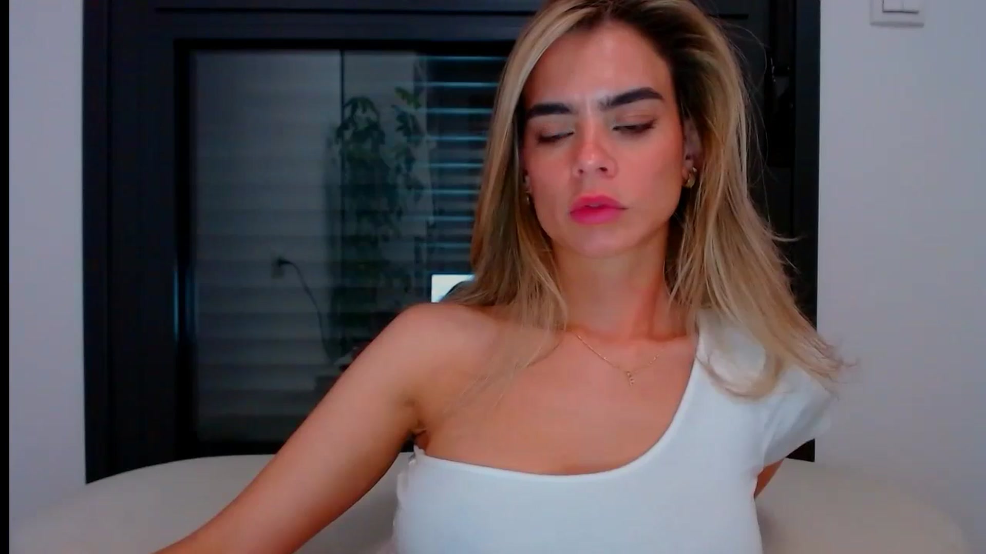 Gallery image thumbnail from fresagirl's myfreecams stream on, 05/15/2024, 22:19 image 17 of 20