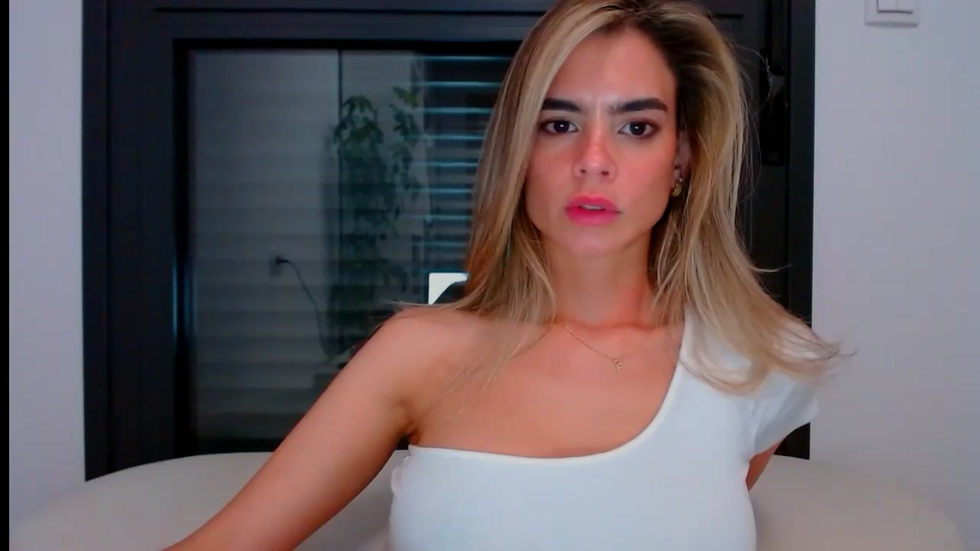 Gallery image thumbnail from fresagirl's myfreecams stream on, 05/15/2024, 22:19 image 19 of 20