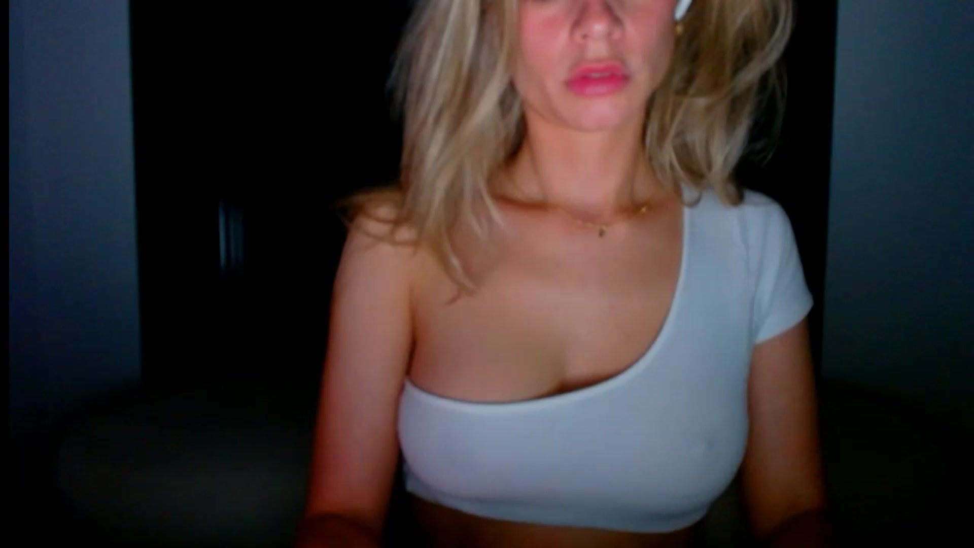 Gallery image thumbnail from fresagirl's myfreecams stream on, 05/27/2024, 23:13 image 20 of 20