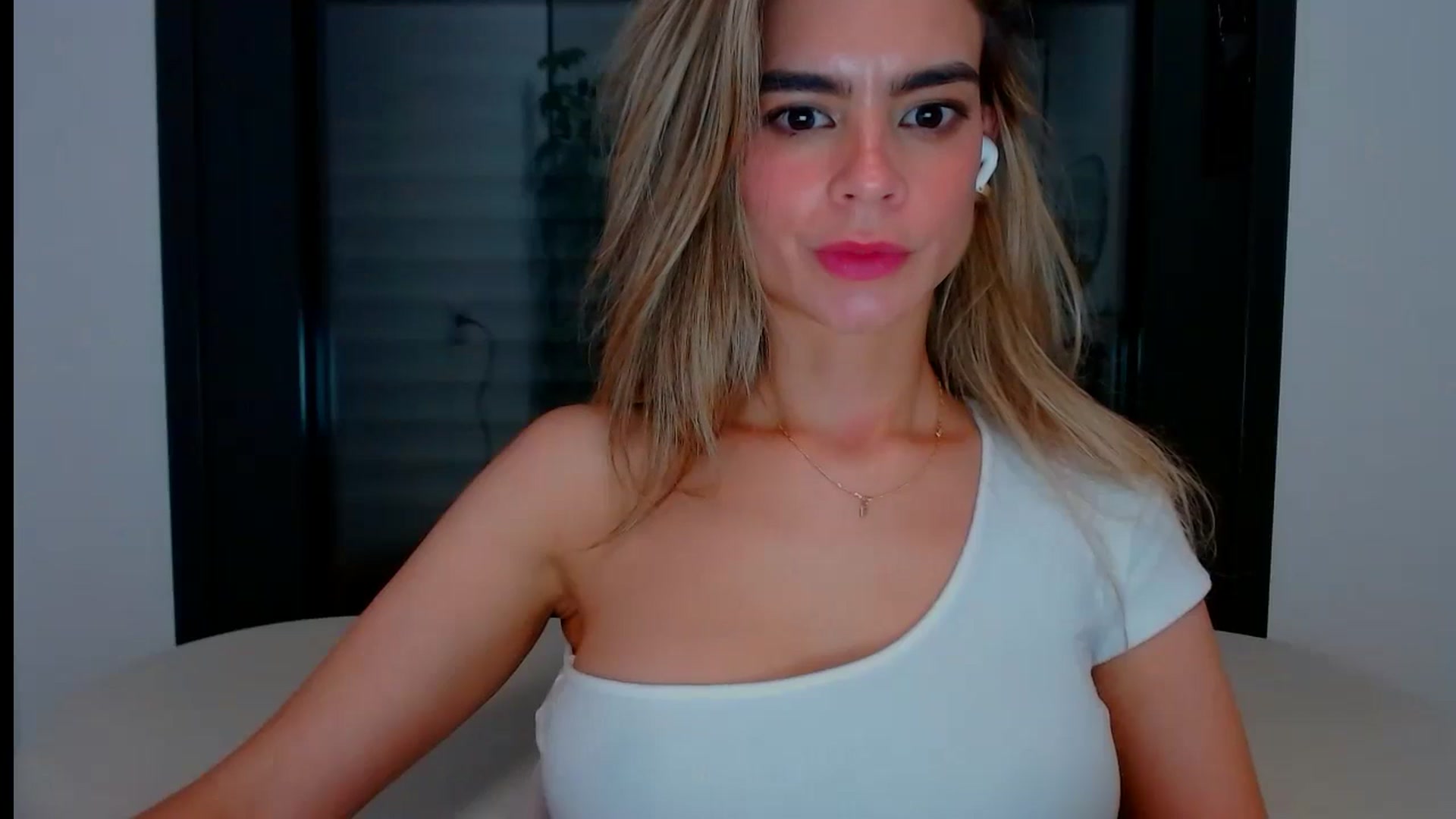 Gallery image thumbnail from fresagirl's myfreecams stream on, 05/27/2024, 23:13 image 14 of 20