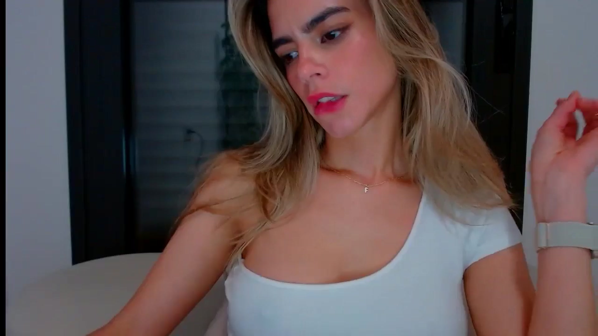 Gallery image thumbnail from fresagirl's myfreecams stream on, 05/27/2024, 23:13 image 13 of 20