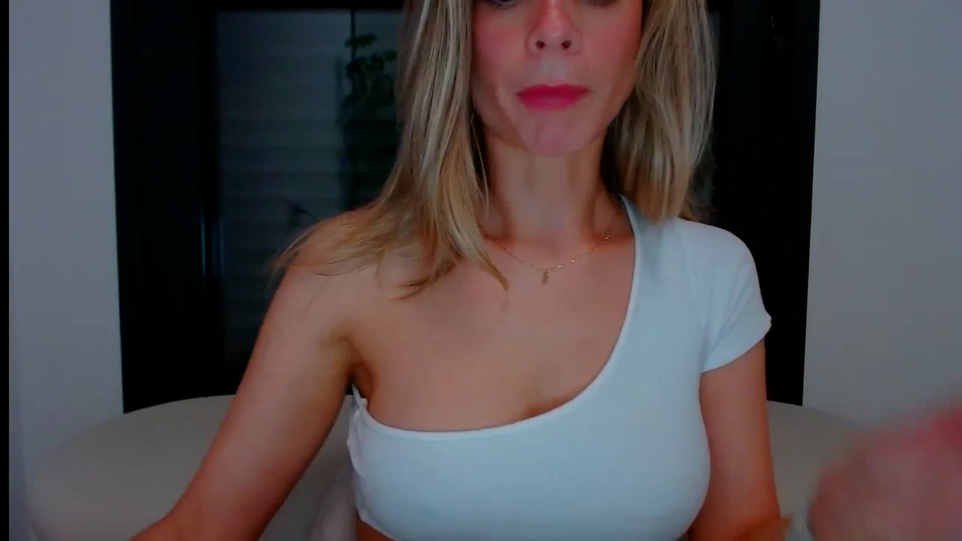Gallery image thumbnail from fresagirl's myfreecams stream on, 05/27/2024, 23:13 image 16 of 20