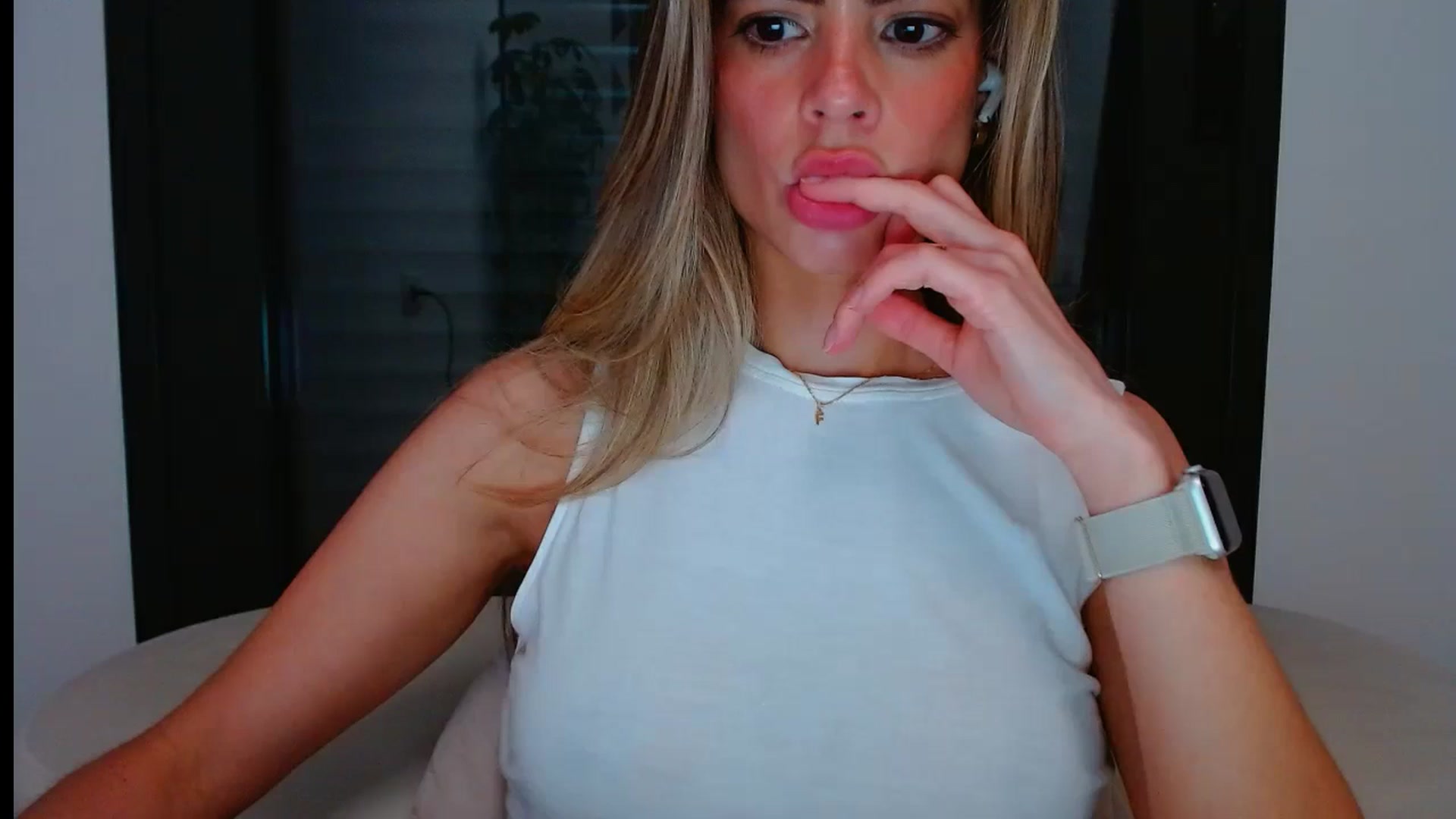 Gallery image thumbnail from fresagirl's myfreecams stream on, 05/28/2024, 21:50 image 14 of 20