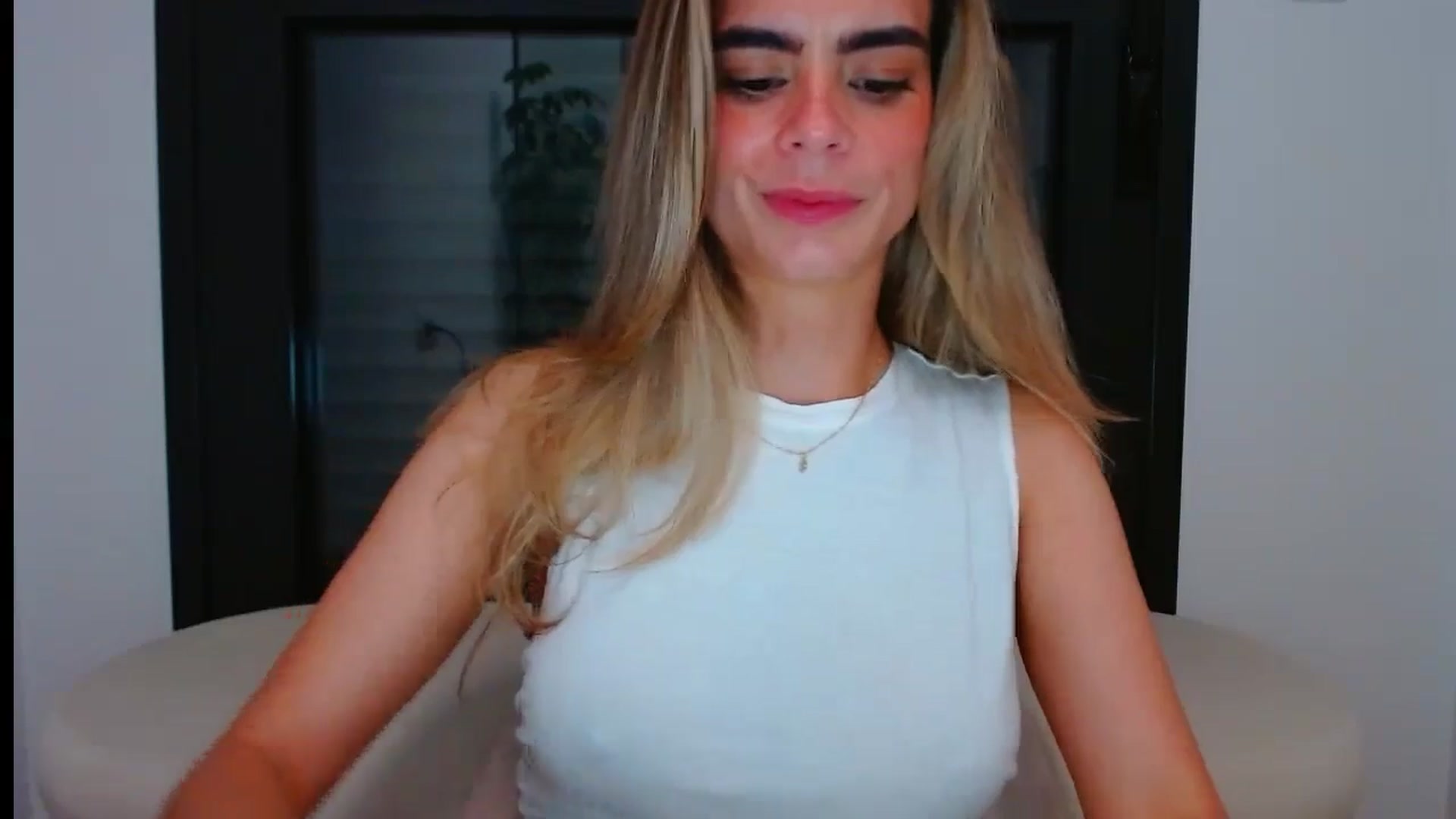 Gallery image thumbnail from fresagirl's myfreecams stream on, 05/28/2024, 21:50 image 6 of 20