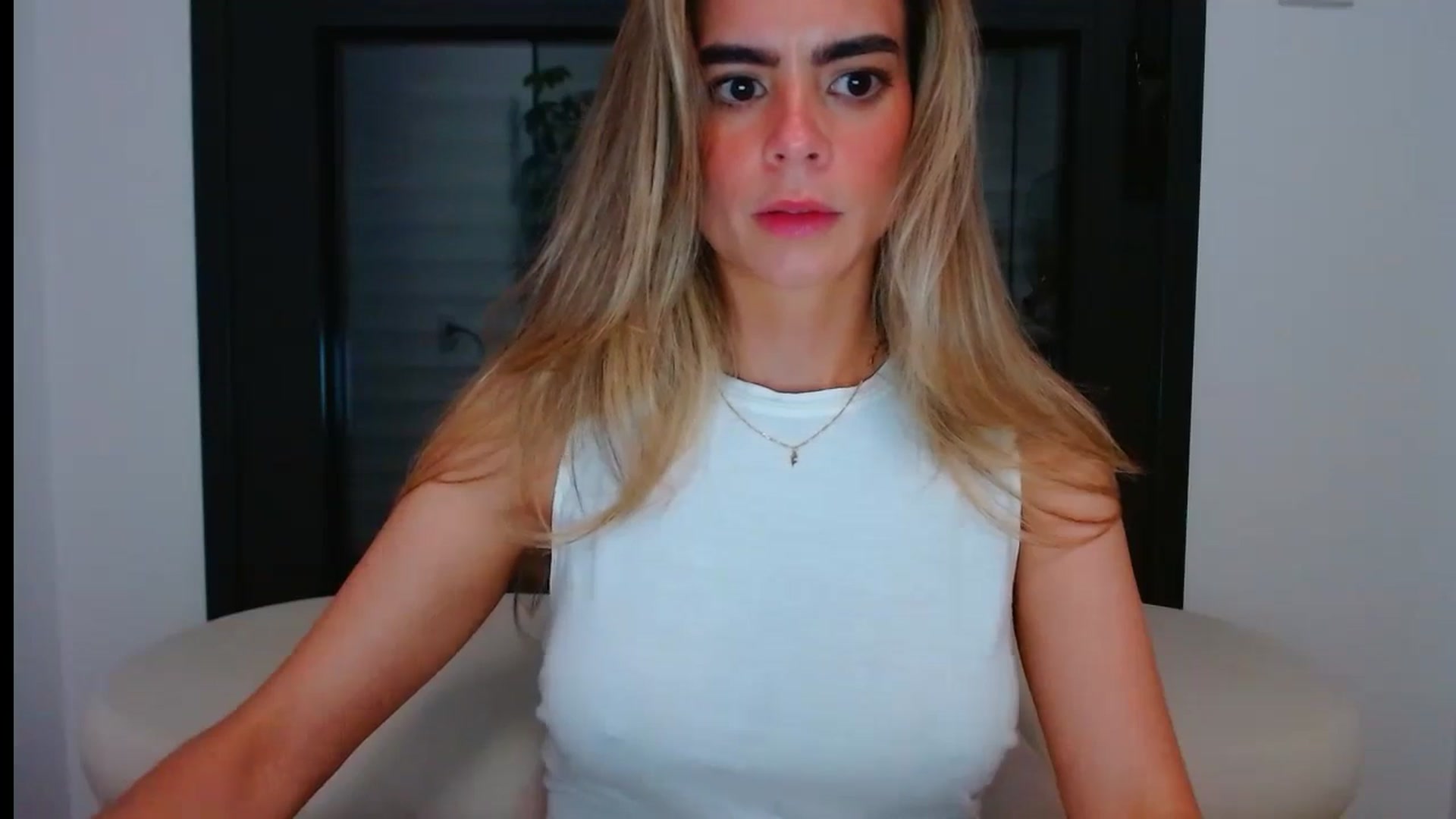 Gallery image thumbnail from fresagirl's myfreecams stream on, 05/28/2024, 21:50 image 5 of 20