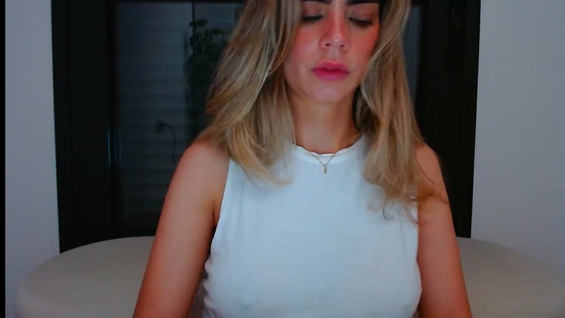 Gallery image thumbnail from fresagirl's myfreecams stream on, 05/28/2024, 21:50 image 13 of 20