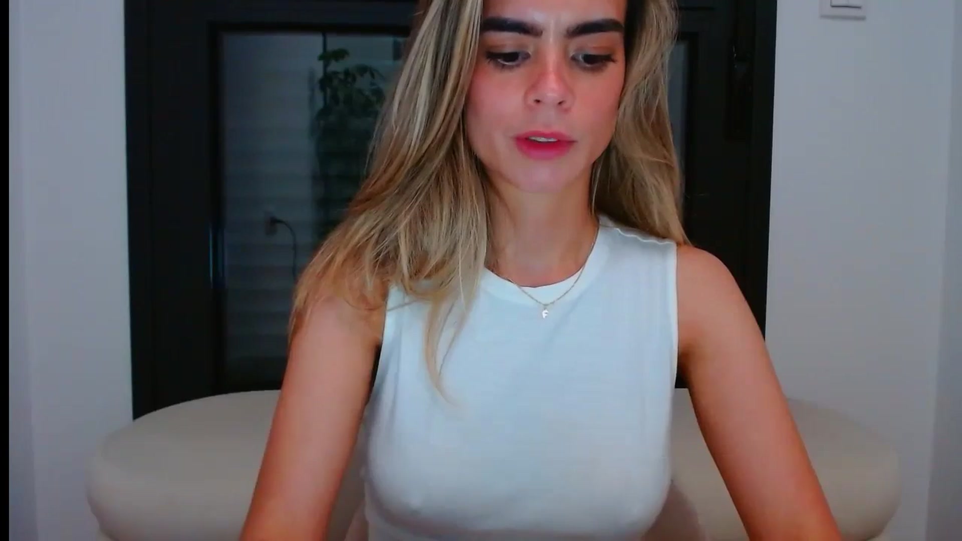 Gallery image thumbnail from fresagirl's myfreecams stream on, 05/28/2024, 23:28 image 17 of 20