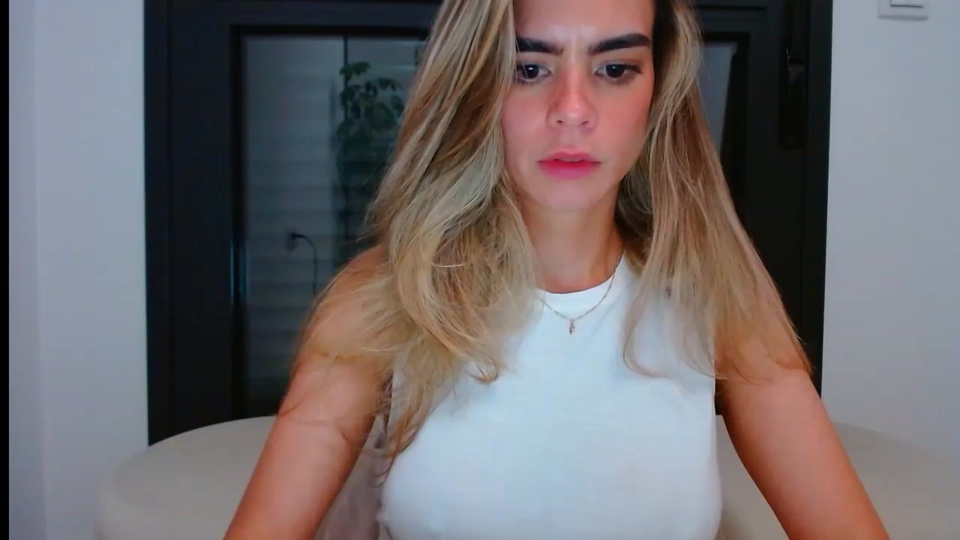 Gallery image thumbnail from fresagirl's myfreecams stream on, 05/28/2024, 23:28 image 5 of 20