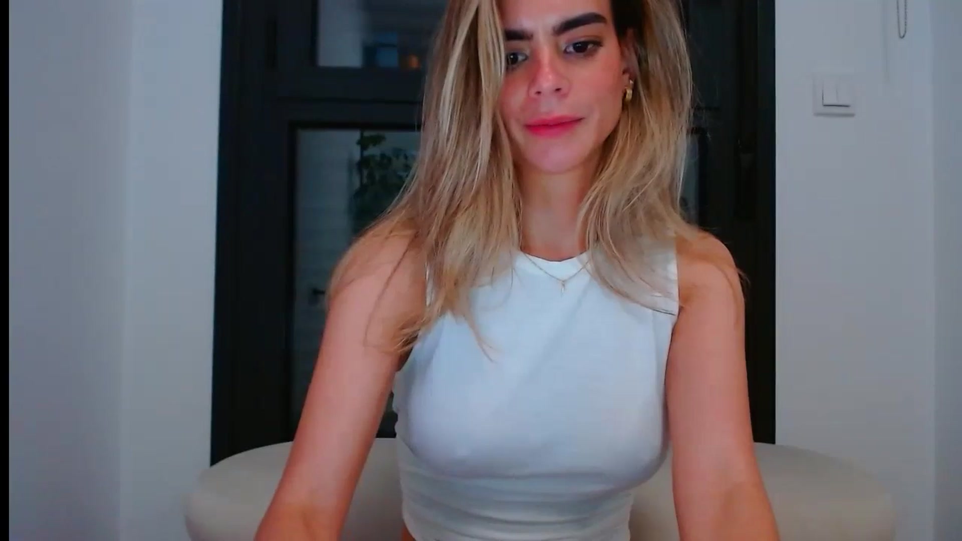 Gallery image thumbnail from fresagirl's myfreecams stream on, 05/28/2024, 23:28 image 10 of 20