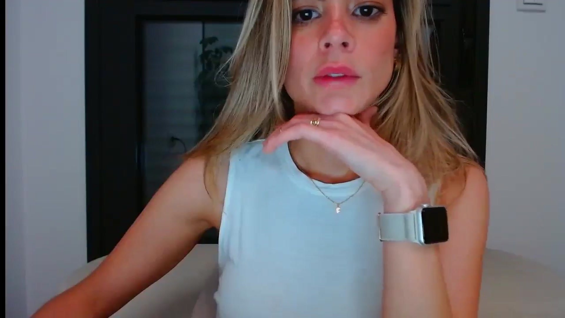 Gallery image thumbnail from fresagirl's myfreecams stream on, 05/28/2024, 23:28 image 7 of 20