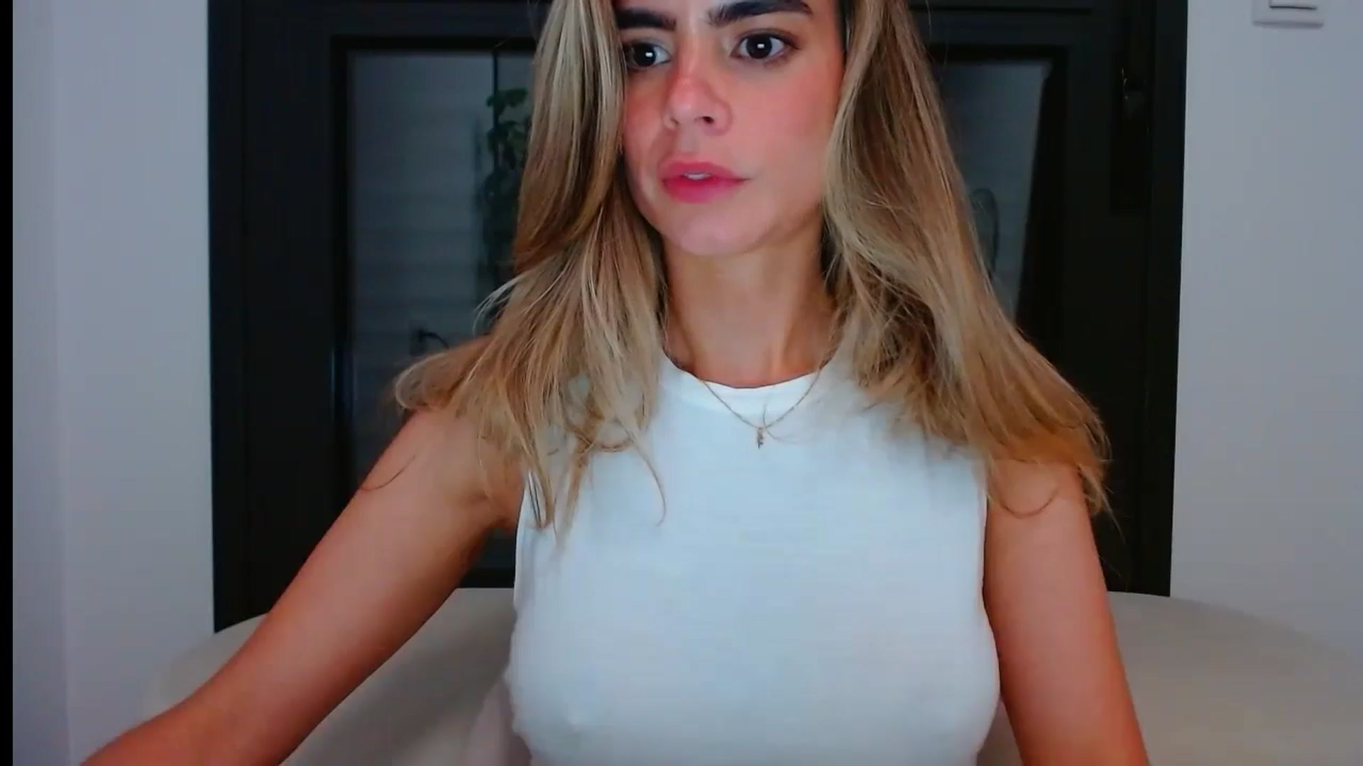 Gallery image thumbnail from fresagirl's myfreecams stream on, 05/28/2024, 23:28 image 3 of 20