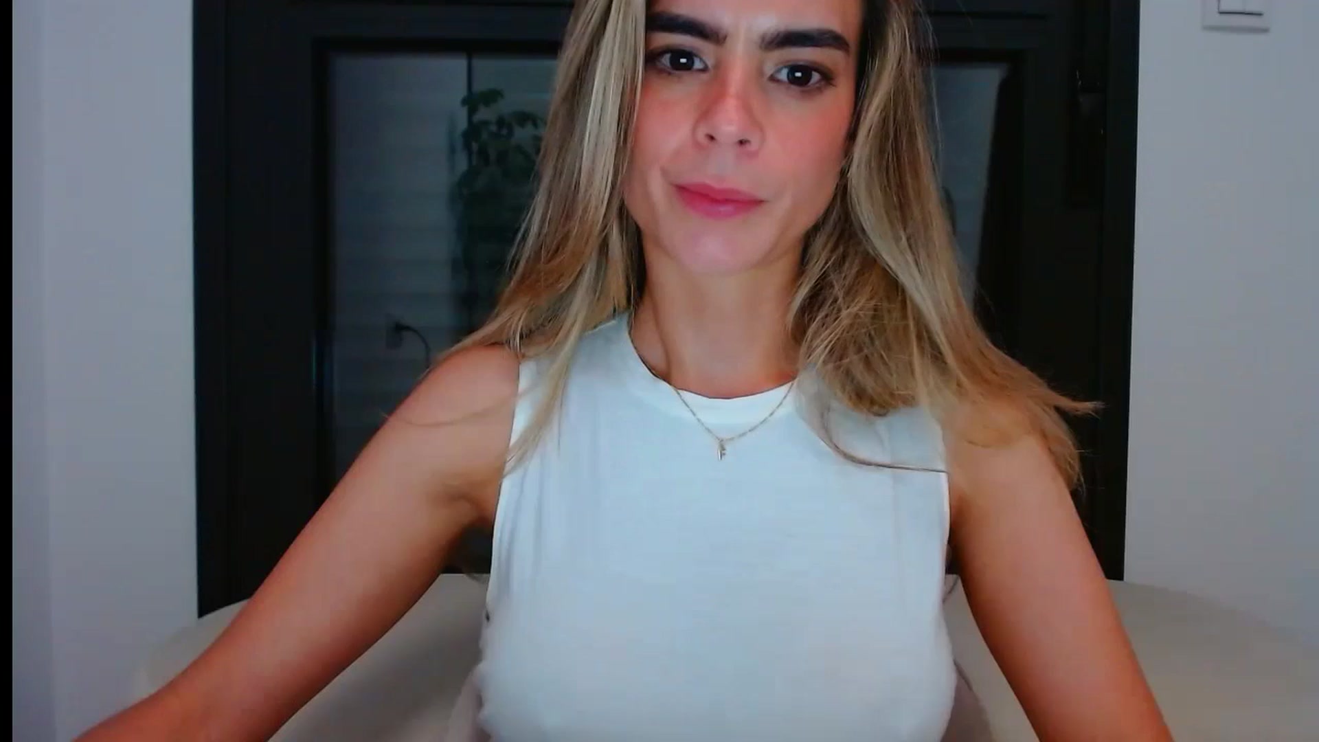 Gallery image thumbnail from fresagirl's myfreecams stream on, 05/28/2024, 23:28 image 2 of 20