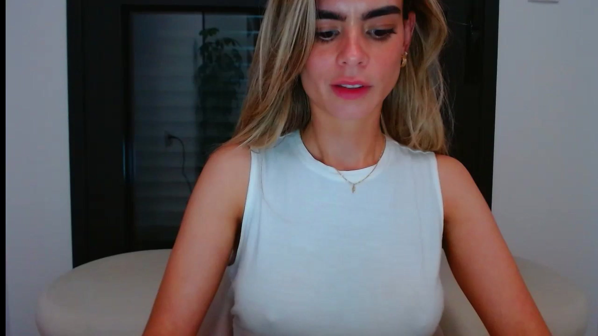 Gallery image thumbnail from fresagirl's myfreecams stream on, 05/28/2024, 23:28 image 19 of 20