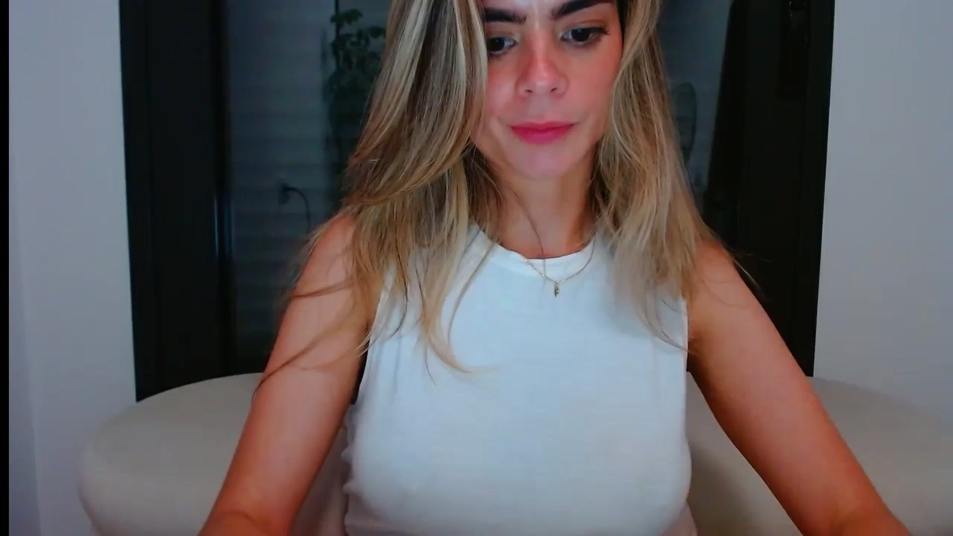 Gallery image thumbnail from fresagirl's myfreecams stream on, 05/28/2024, 23:28 image 15 of 20