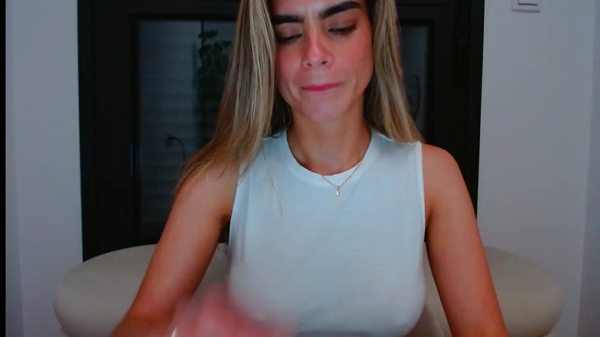 Gallery image thumbnail from fresagirl's myfreecams stream on, 05/28/2024, 23:28 image 18 of 20