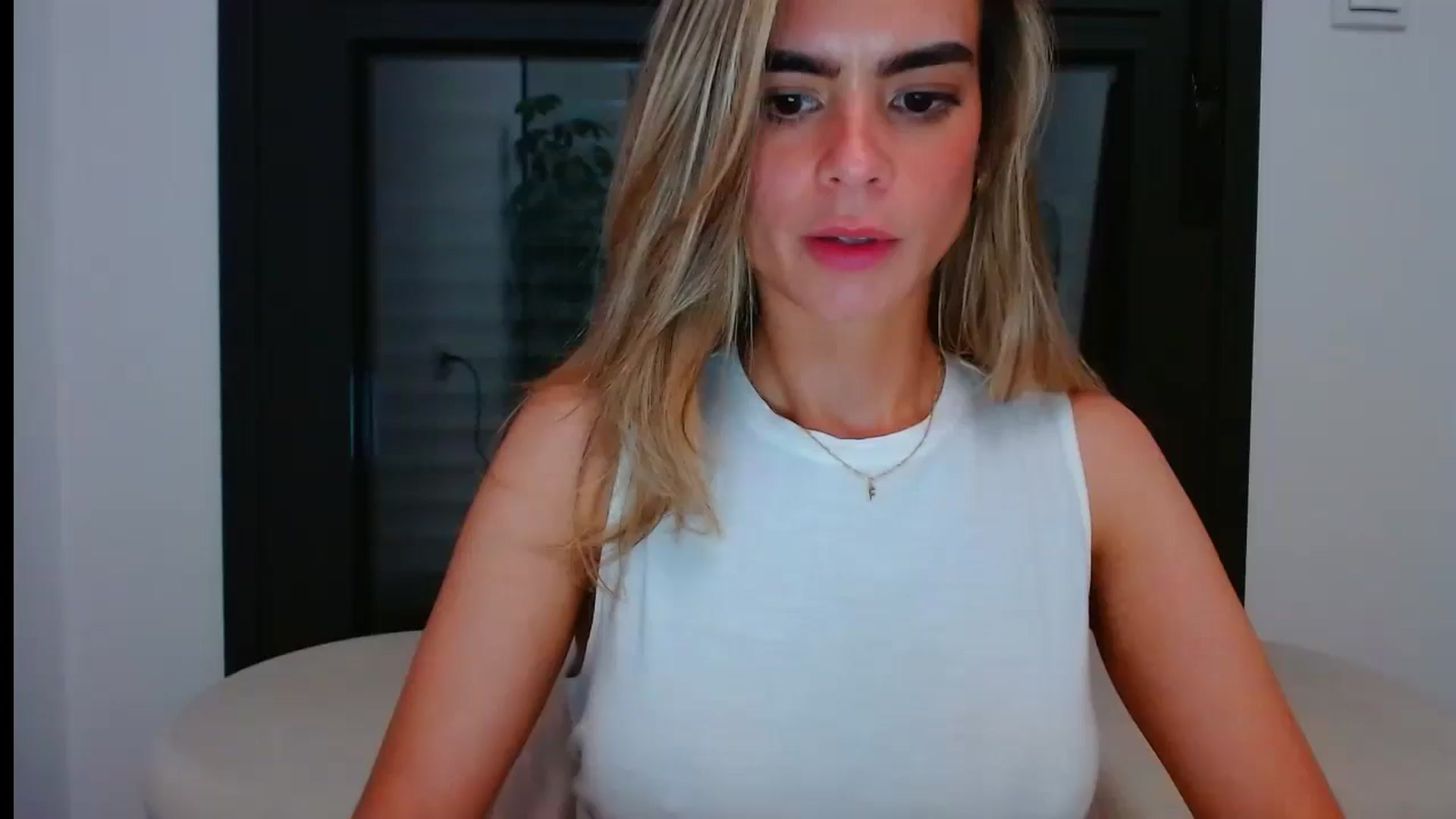 Gallery image thumbnail from fresagirl's myfreecams stream on, 05/28/2024, 23:28 image 6 of 20