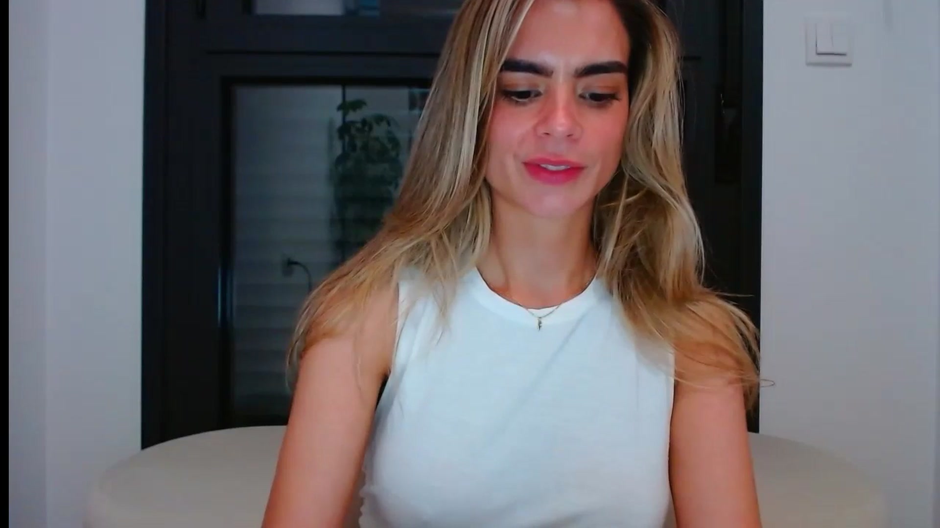 Gallery image thumbnail from fresagirl's myfreecams stream on, 05/28/2024, 23:59 image 6 of 20