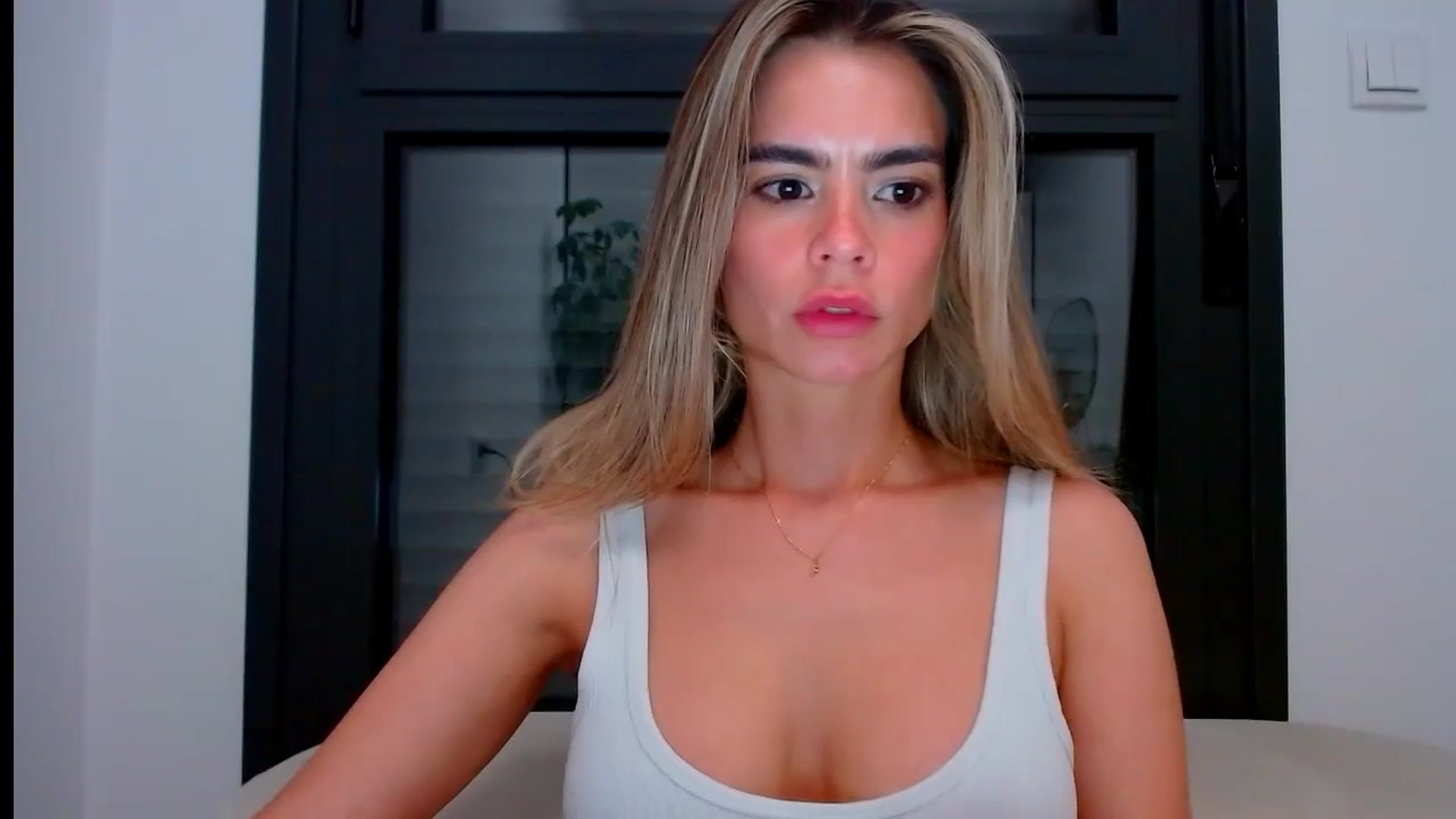 Gallery image thumbnail from fresagirl's myfreecams stream on, 05/30/2024, 24:34 image 9 of 20