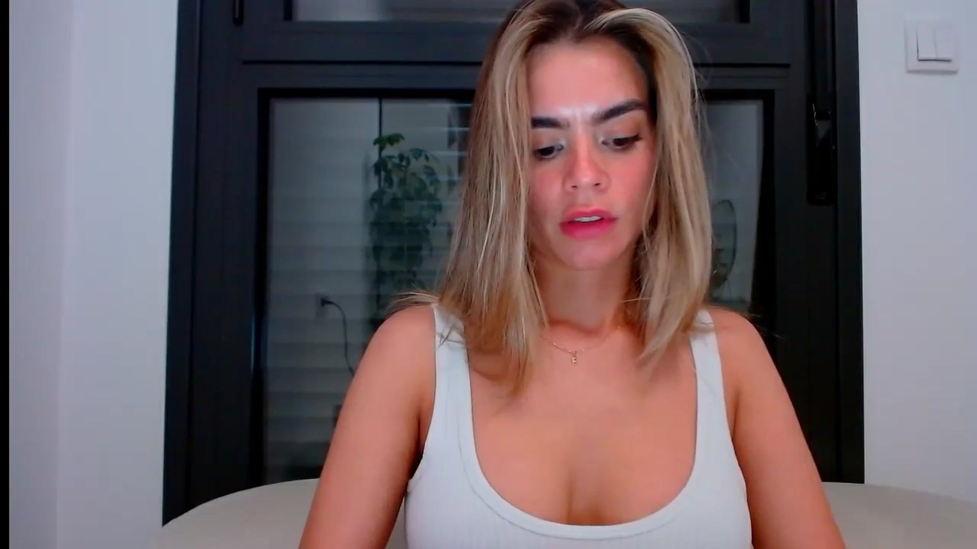 Gallery image thumbnail from fresagirl's myfreecams stream on, 05/30/2024, 24:34 image 6 of 20