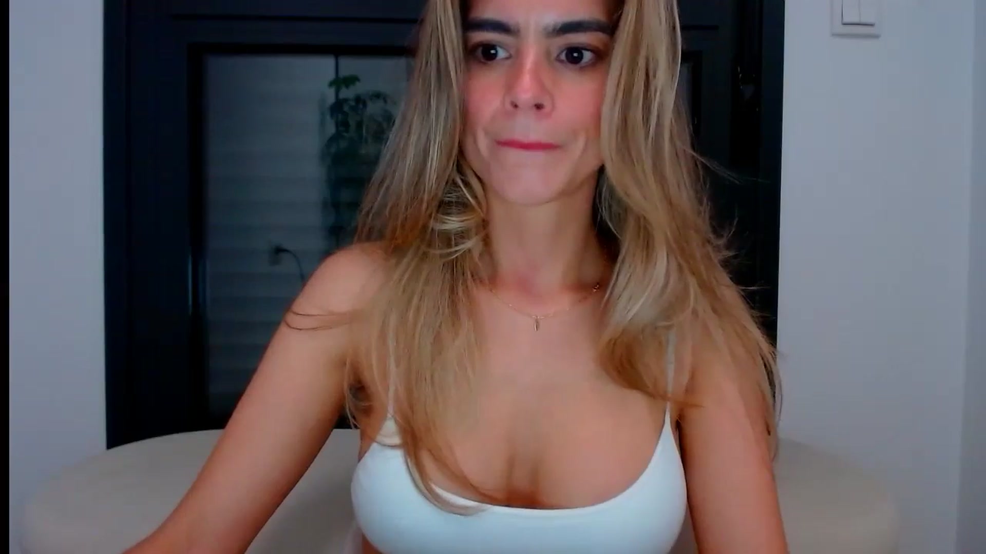 Gallery image thumbnail from fresagirl's myfreecams stream on, 05/30/2024, 22:00 image 18 of 20