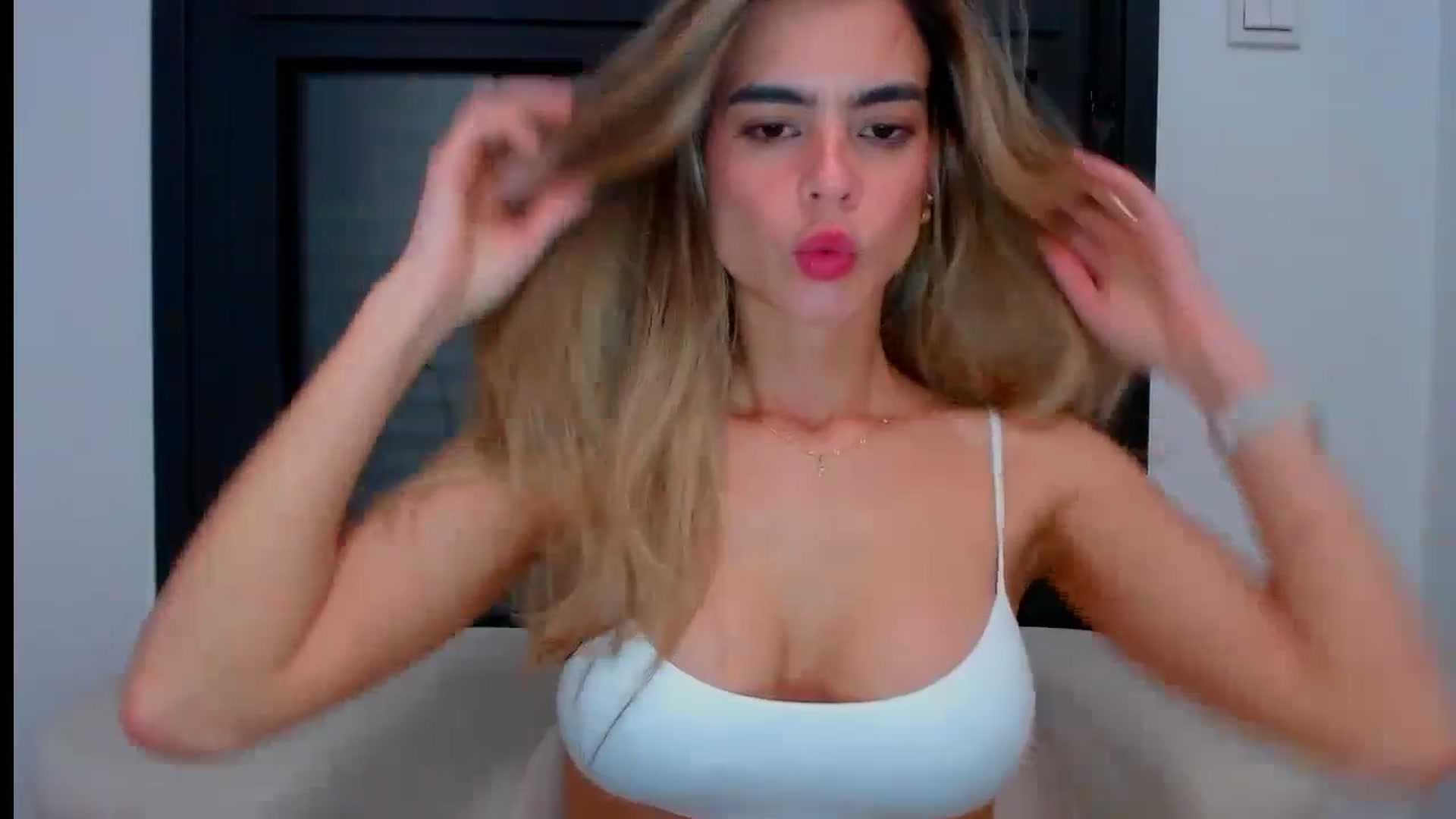 Gallery image thumbnail from fresagirl's myfreecams stream on, 05/30/2024, 22:00 image 19 of 20