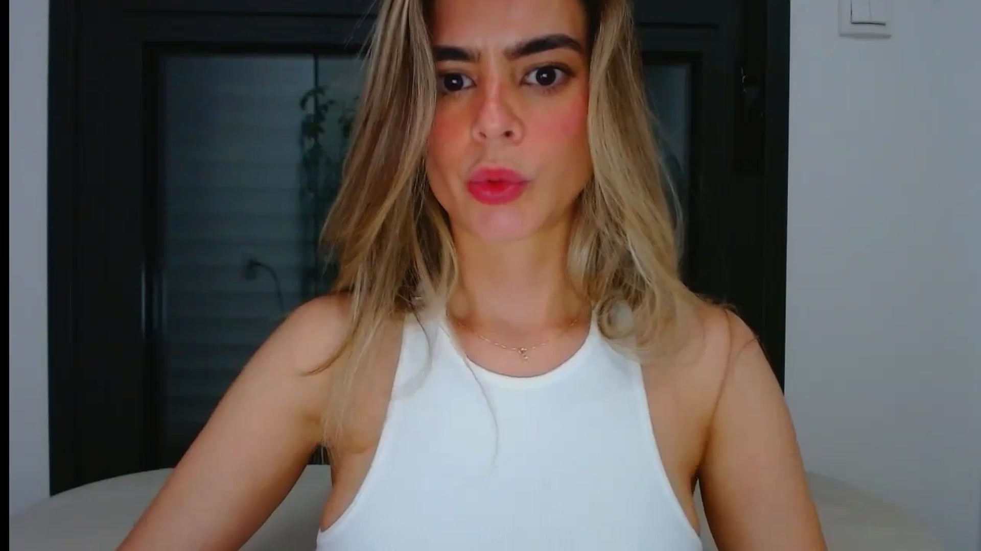 Gallery image thumbnail from fresagirl's myfreecams stream on, 06/12/2024, 22:50 image 16 of 20