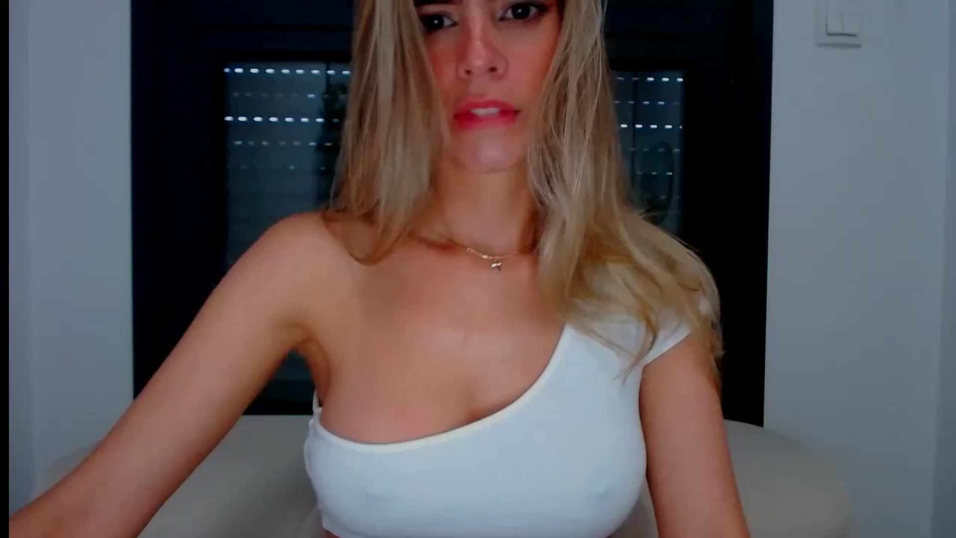 Gallery image thumbnail from fresagirl's myfreecams stream on, 07/01/2024, 20:39 image 1 of 20