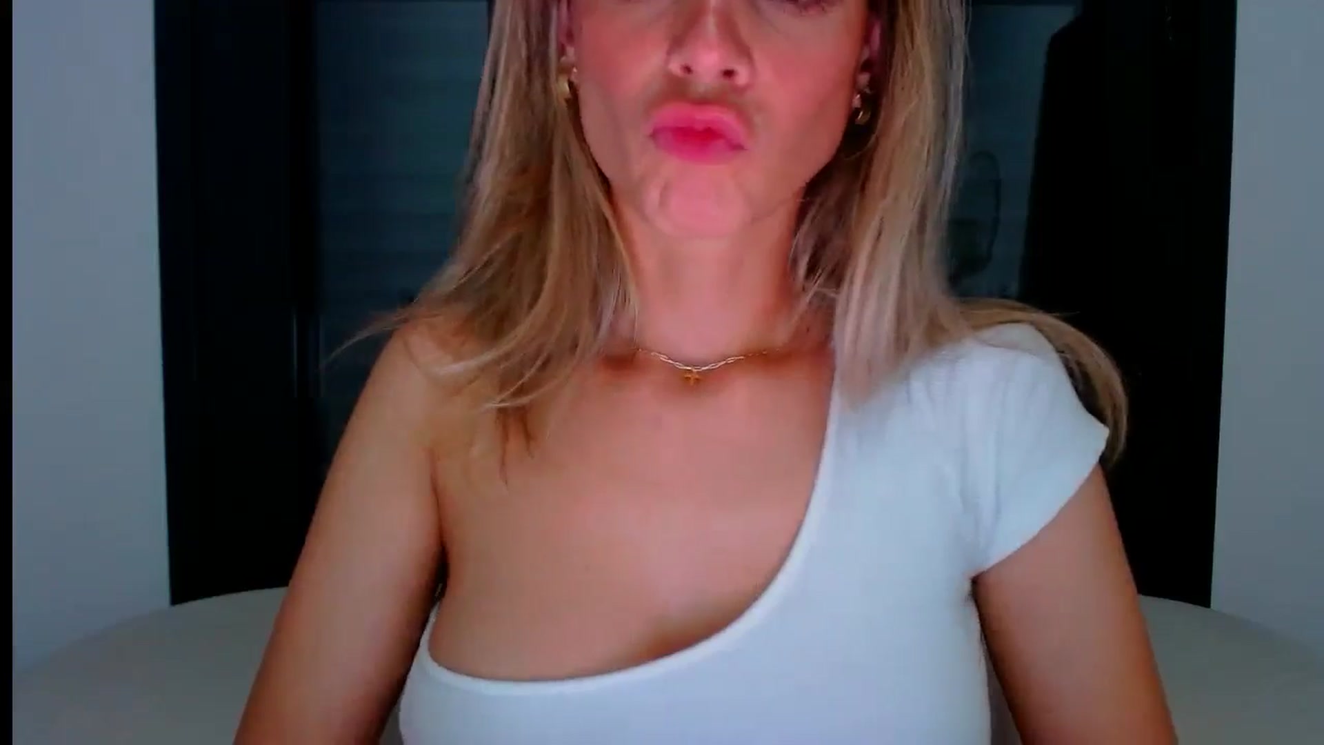 Gallery image thumbnail from fresagirl's myfreecams stream on, 07/01/2024, 20:39 image 18 of 20