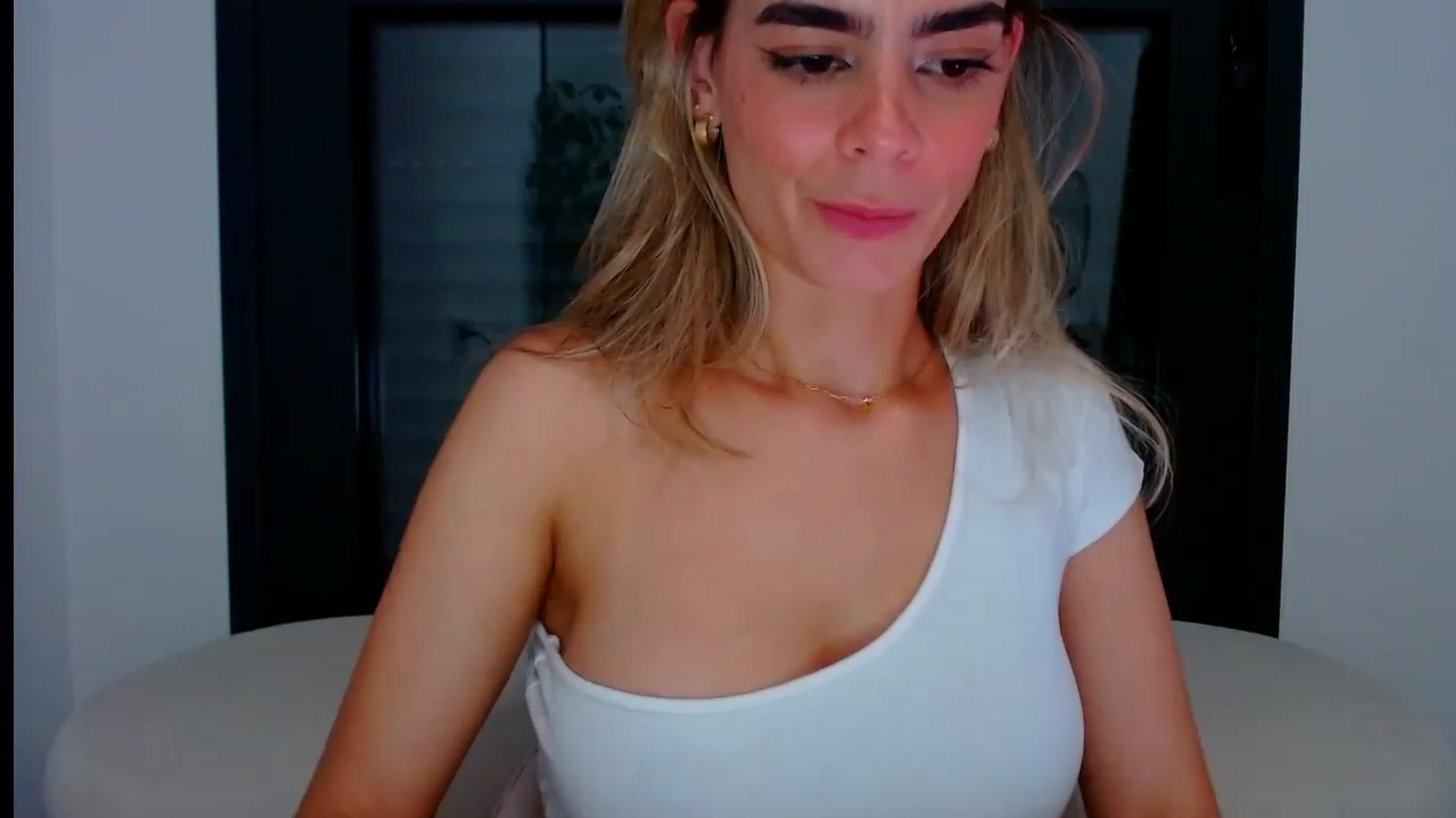 Gallery image thumbnail from fresagirl's myfreecams stream on, 07/01/2024, 20:39 image 14 of 20