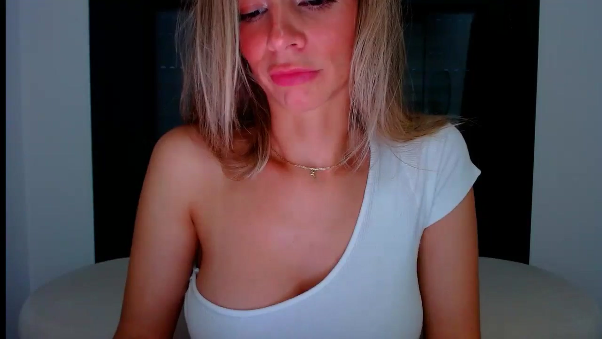 Gallery image thumbnail from fresagirl's myfreecams stream on, 07/01/2024, 20:39 image 12 of 20