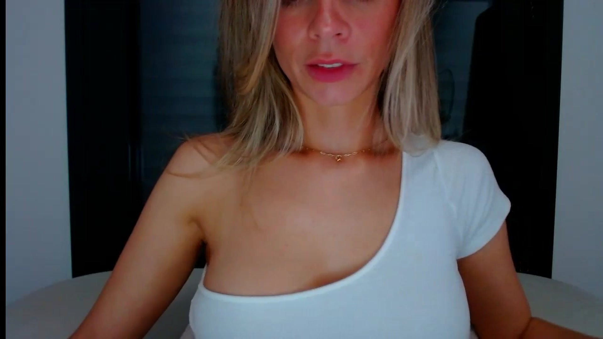 Gallery image thumbnail from fresagirl's myfreecams stream on, 07/01/2024, 20:39 image 16 of 20