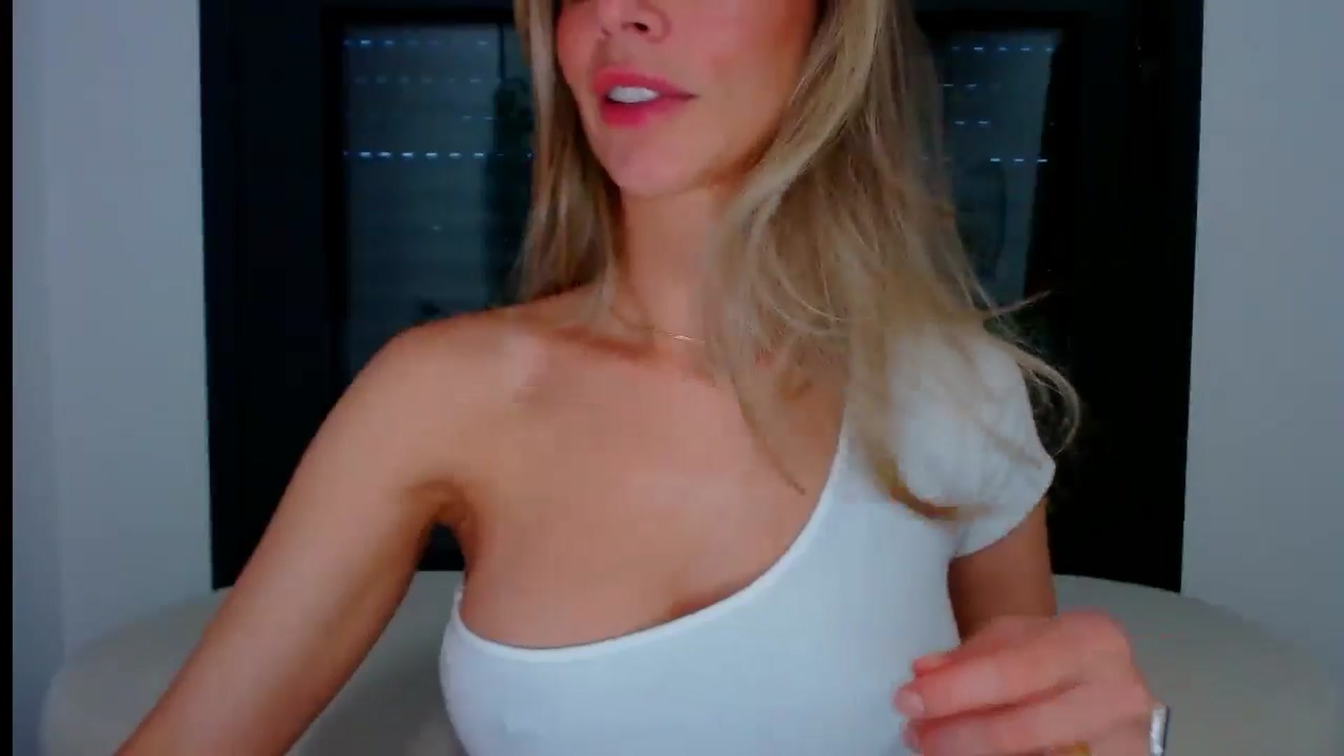 Gallery image thumbnail from fresagirl's myfreecams stream on, 07/01/2024, 20:39 image 9 of 20